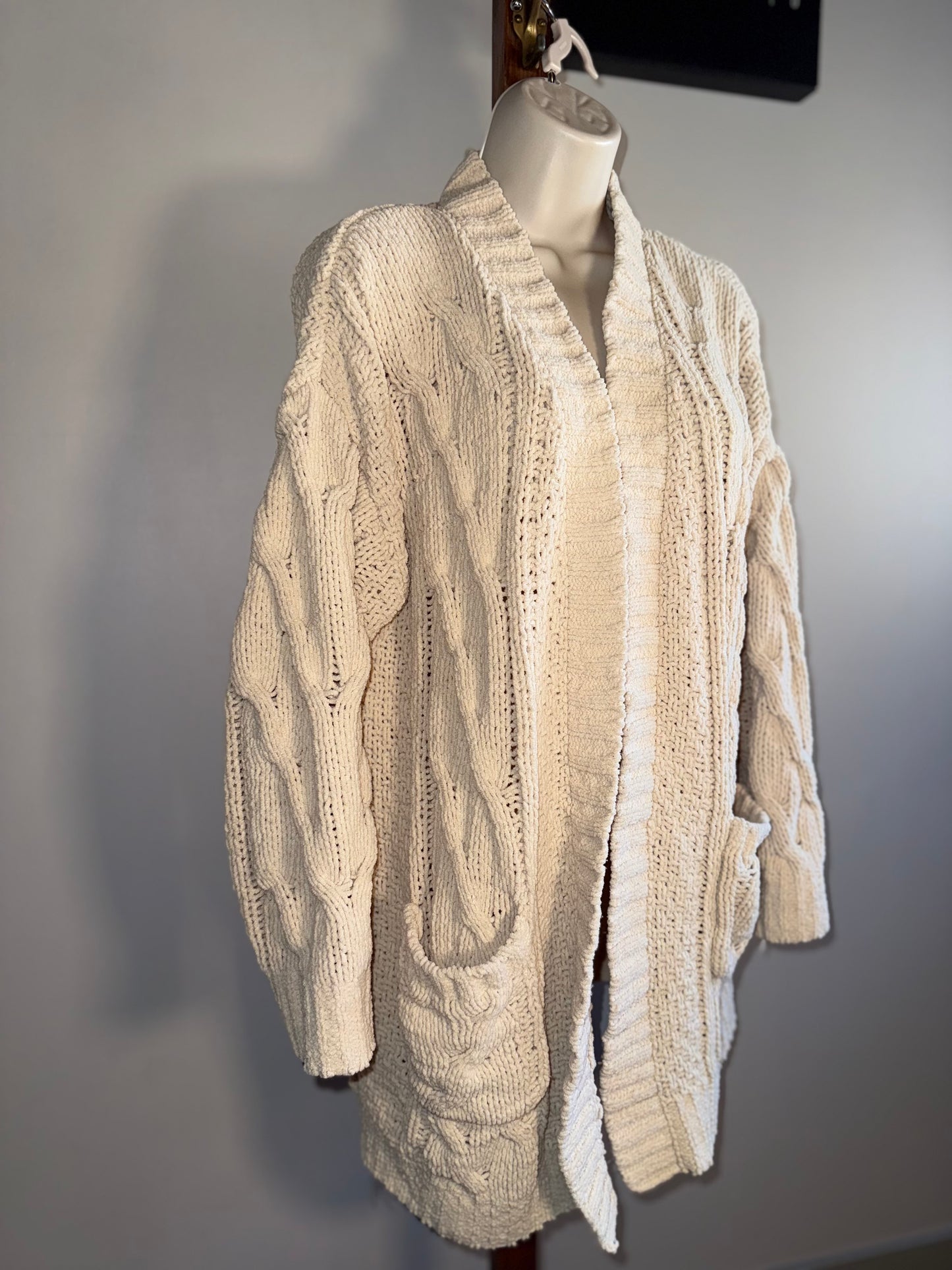Moon & Madison (Medium) Cream Soft Knit Sweater Cardigan with Pockets