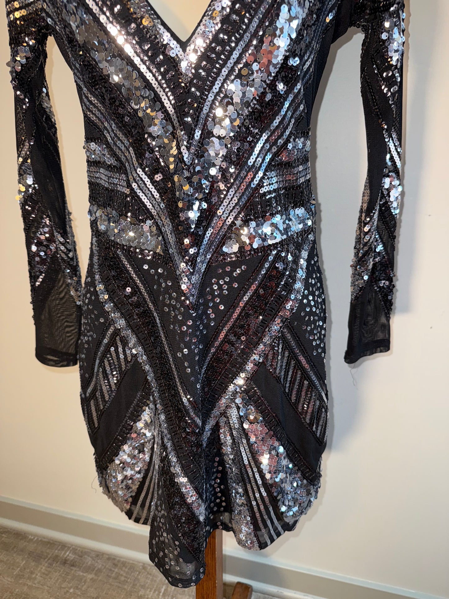 Express (XS) Black/Silver Sequin V-Neck Long Sleeve Midi Dress