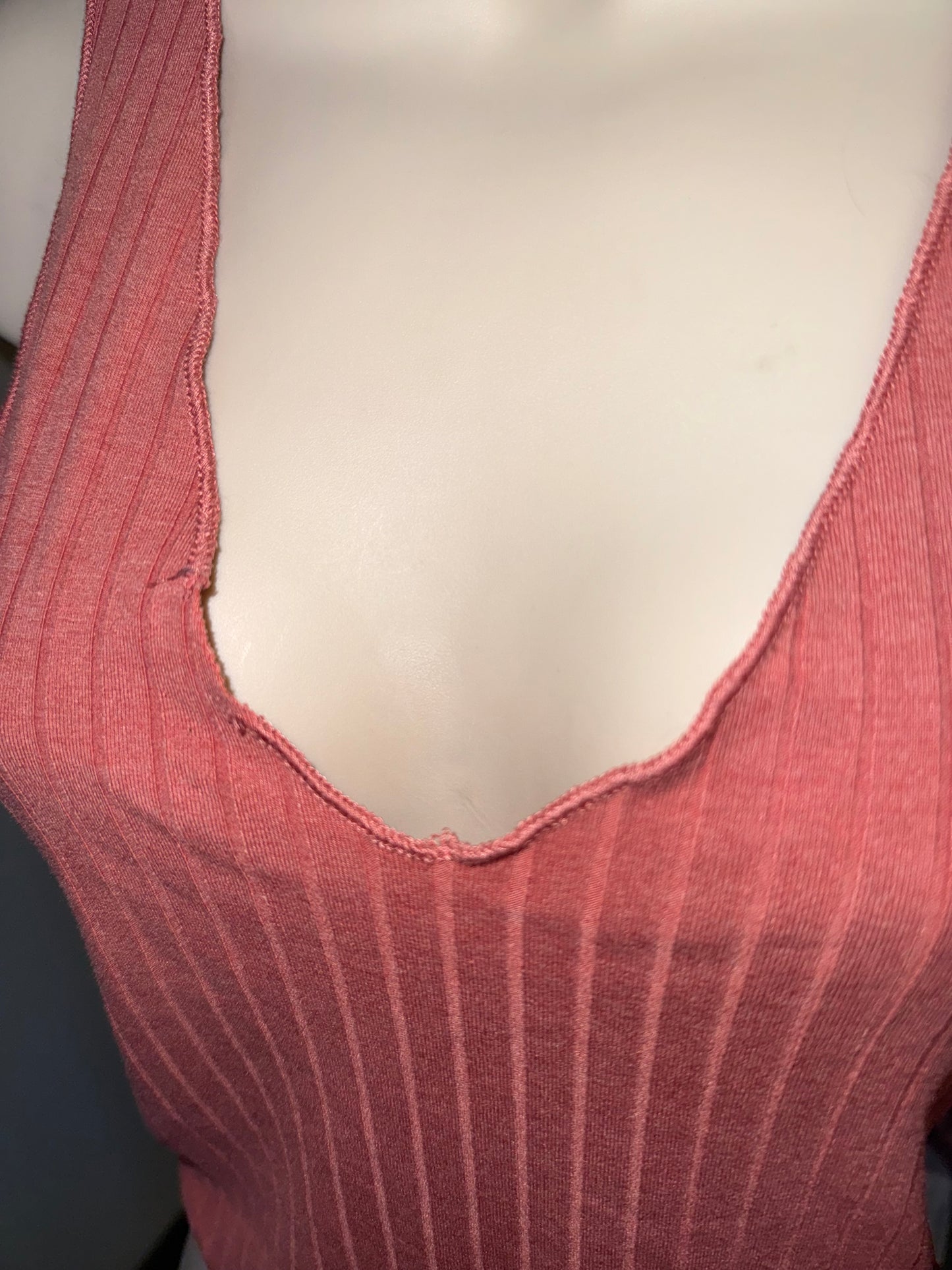 Bozzolo (Small) Coral Ribbed V-Neck Cropped Tank Top