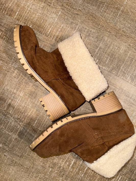 (40) Brown Ankle Boots with Sherpa Top Trim