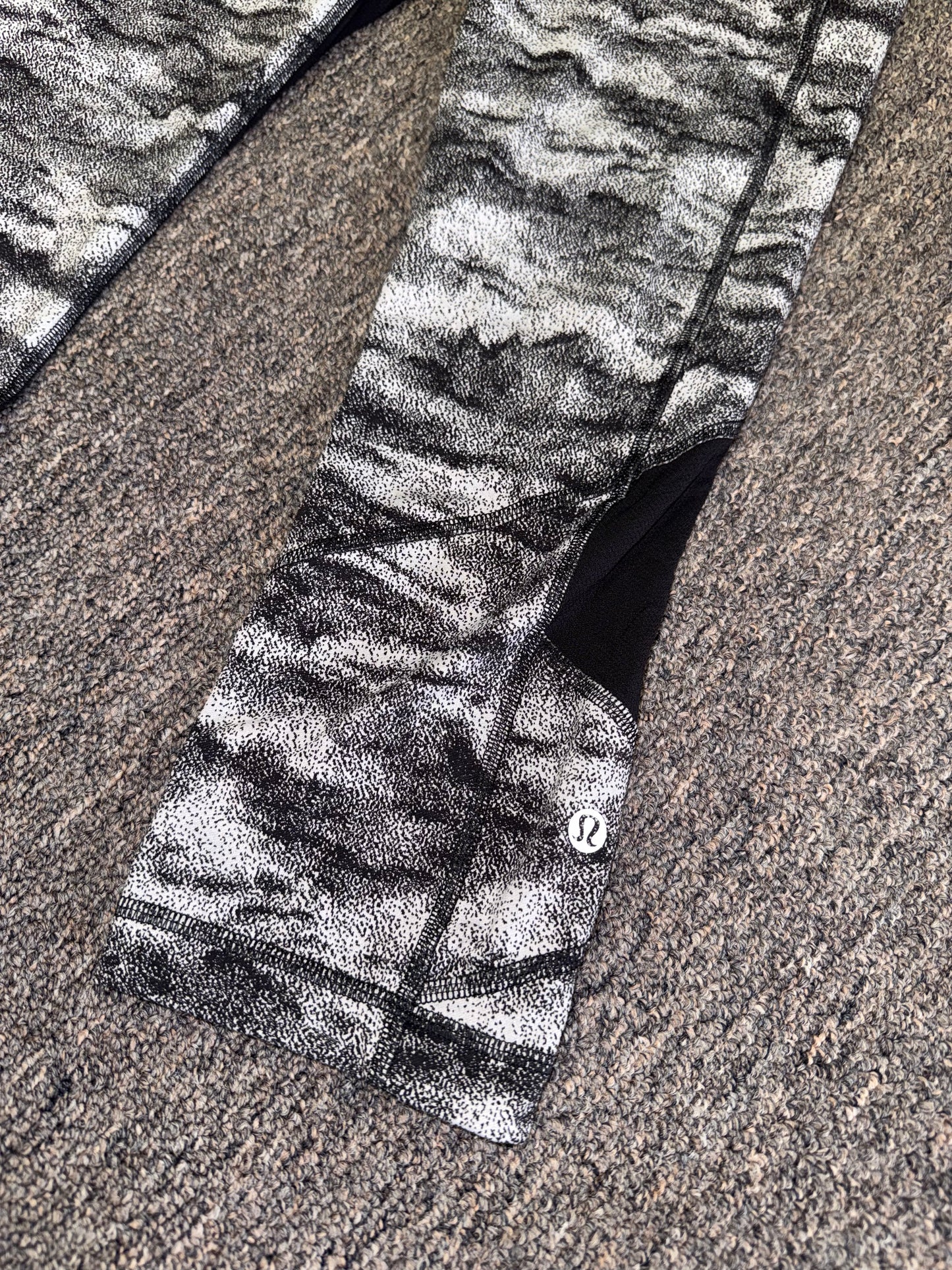 lululemon (8) Black & Grey Pattern Cropped Meshed Leggings with Zipped Pocket