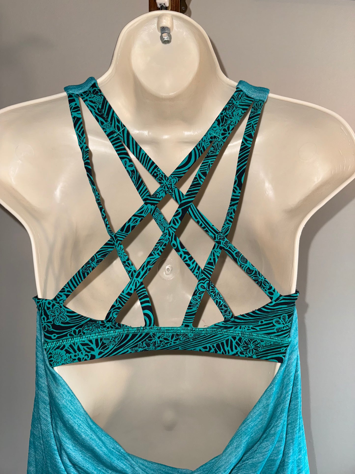 lululemon (6) Teal//Black Tank Top with Open Back and Built in Sports Bra