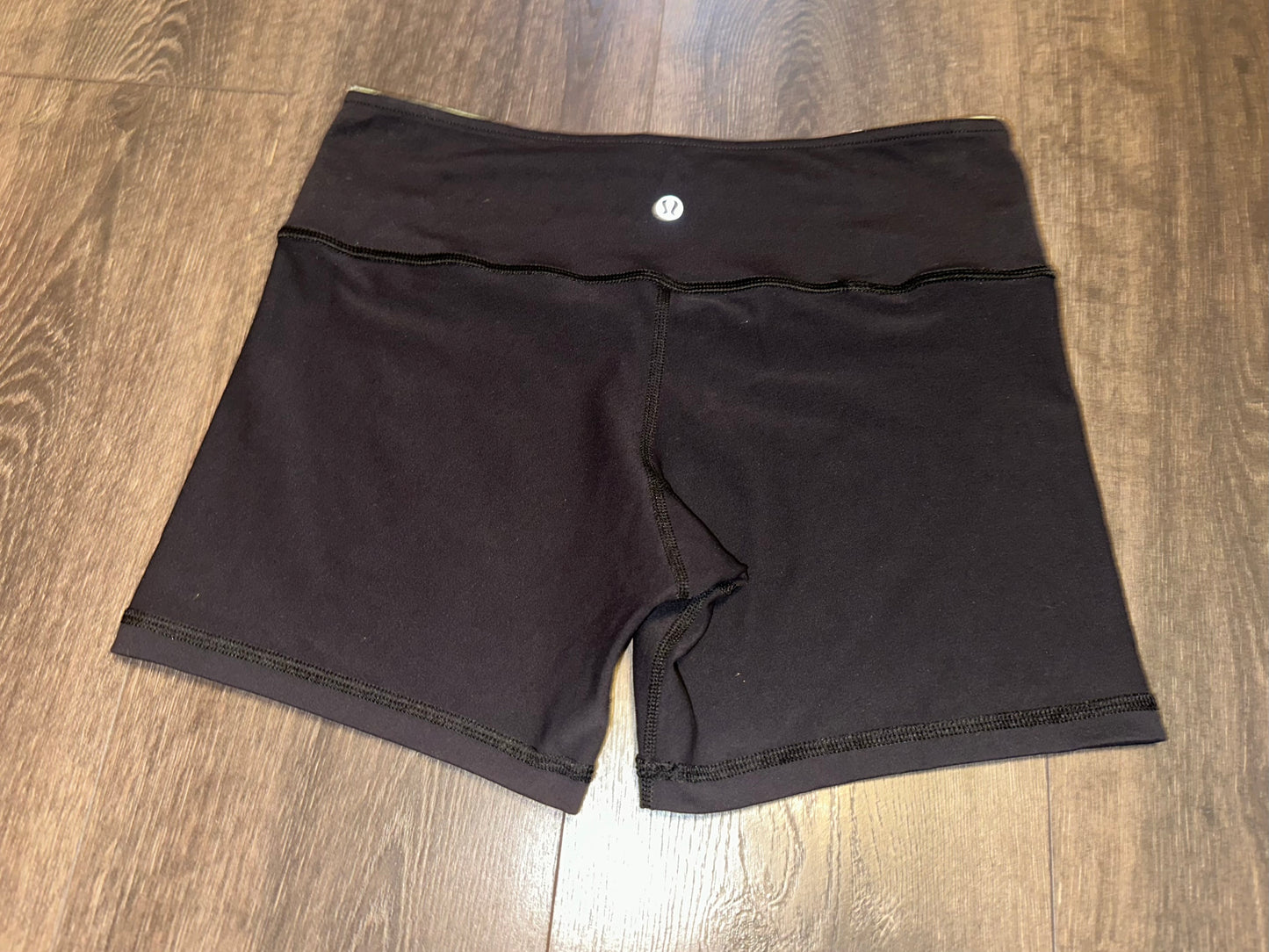 lululemon athletica. (6) Reversible Biker Shorts