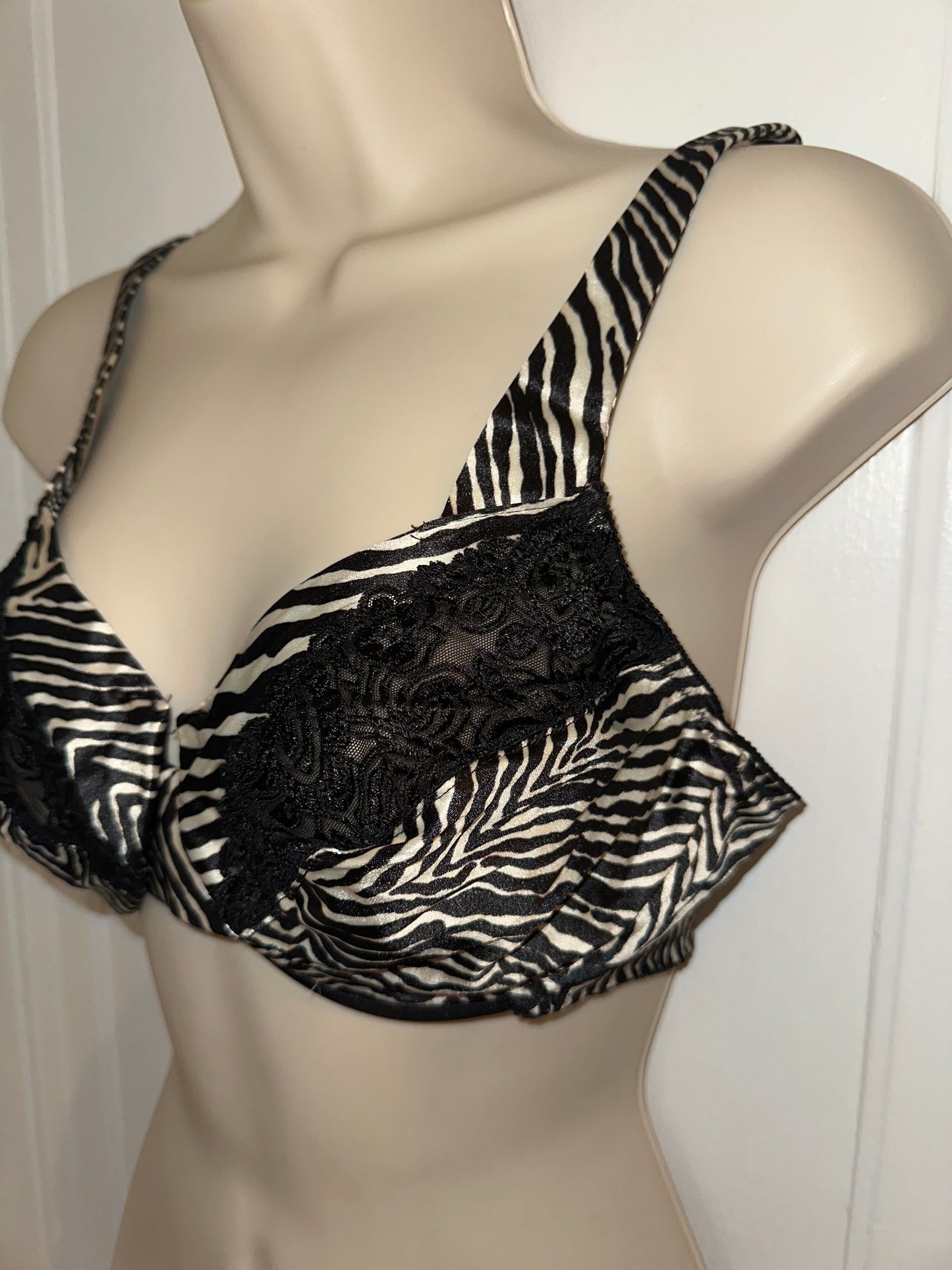 Victoria’s Secret (34D) Zebra Pattern Lace Vintage Bra