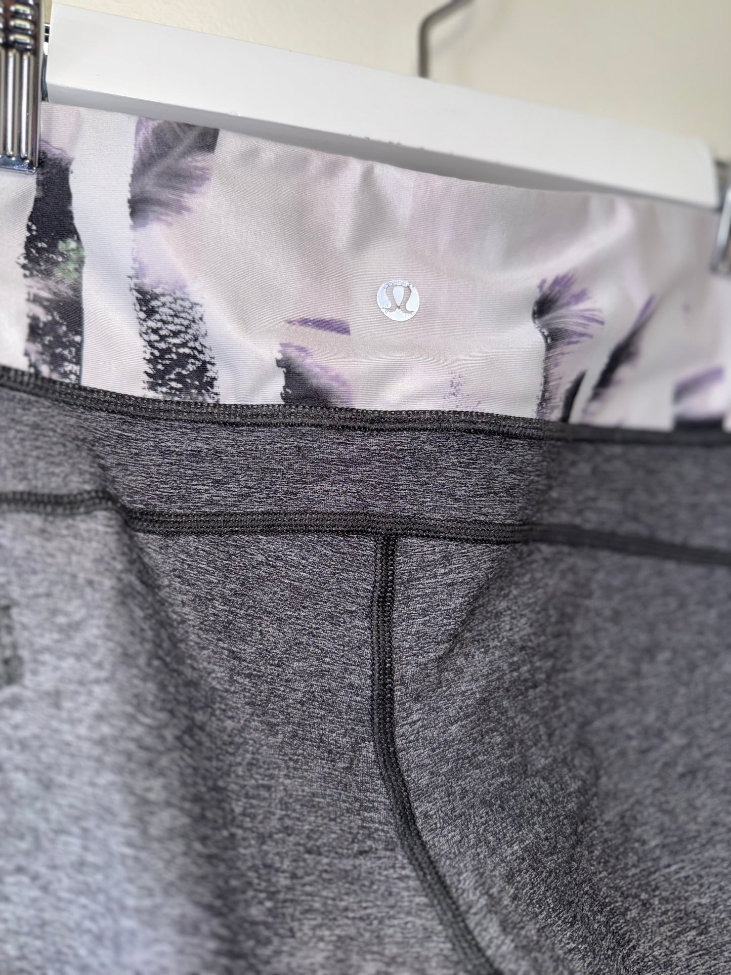 Lululemon (6) Grey Carpis Leggings