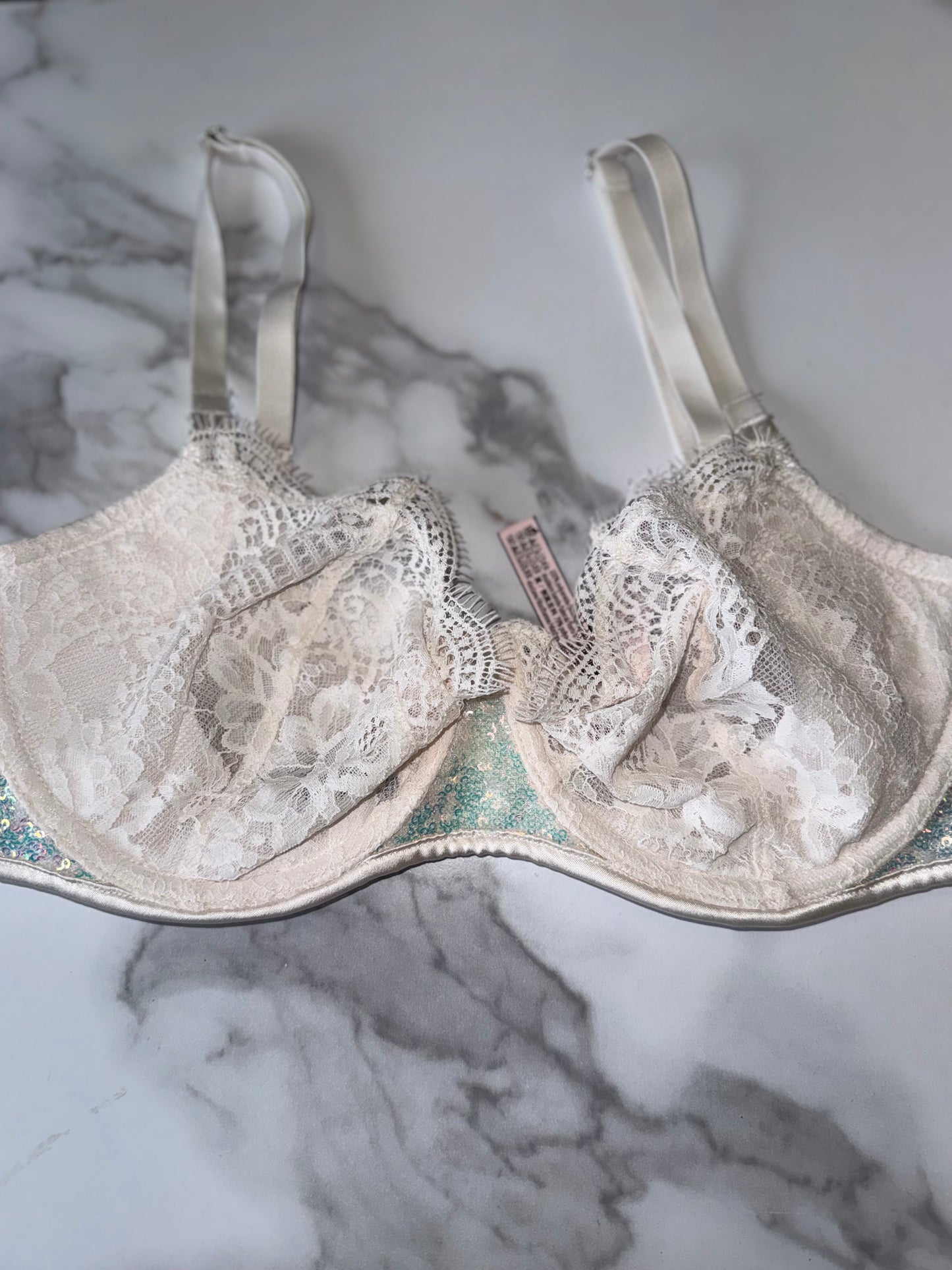 Victoria's Secret (34DD) White Lace Dream Angels Push Up Bra W/ Metallic Sequins