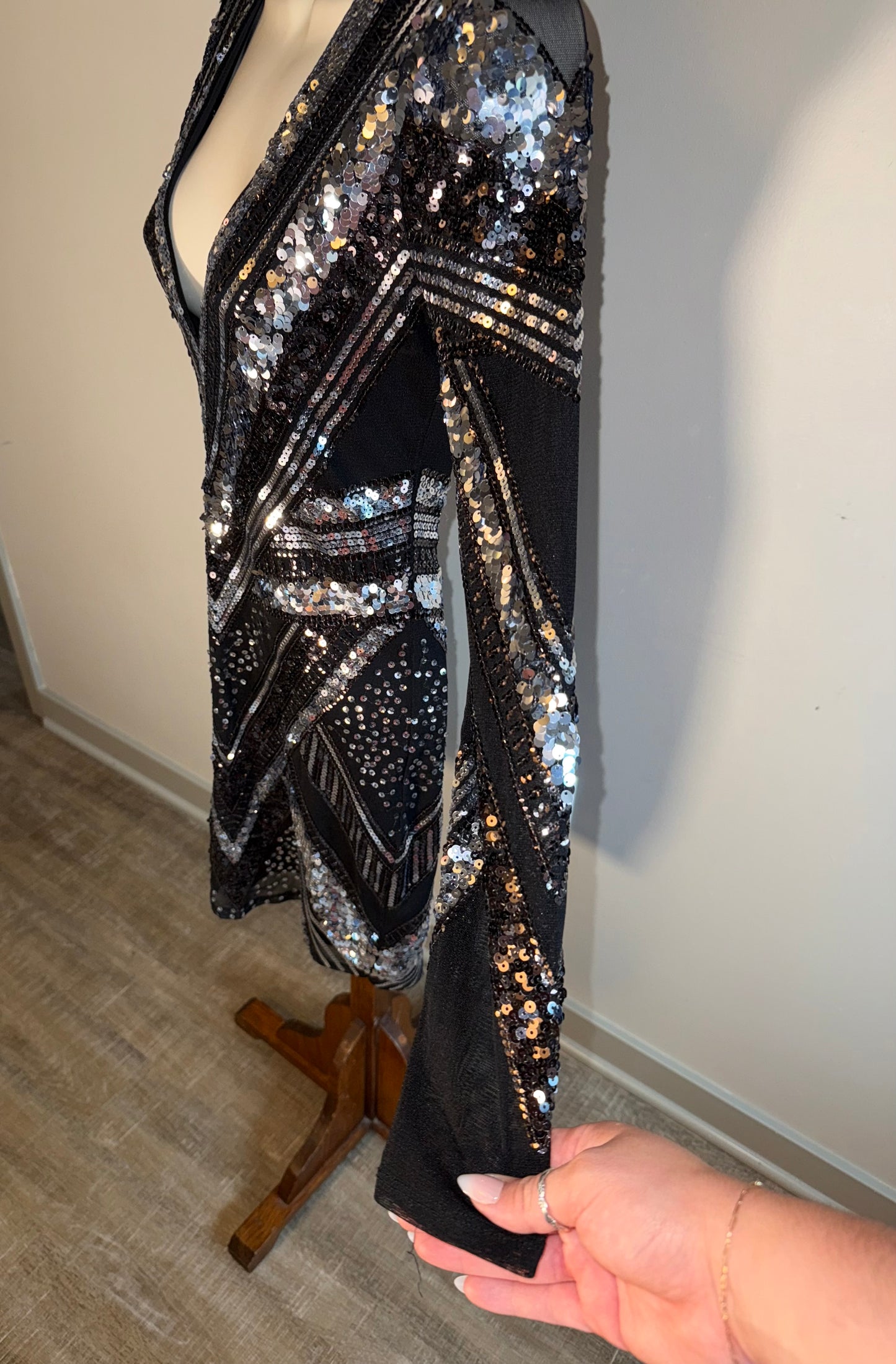 Express (XS) Black/Silver Sequin V-Neck Long Sleeve Midi Dress