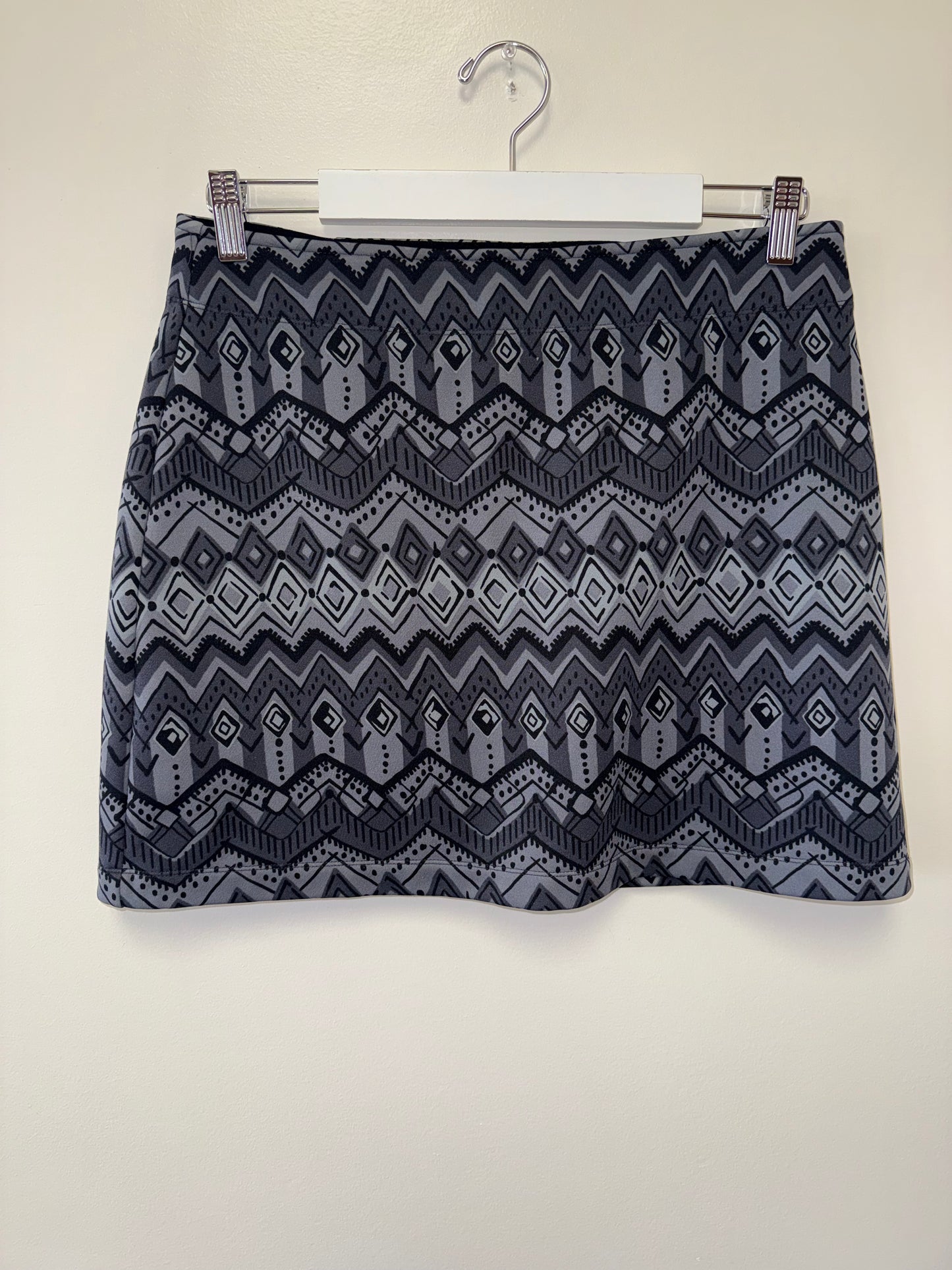 Athleta (Medium) Black & Grey Pattern Midi Skirt