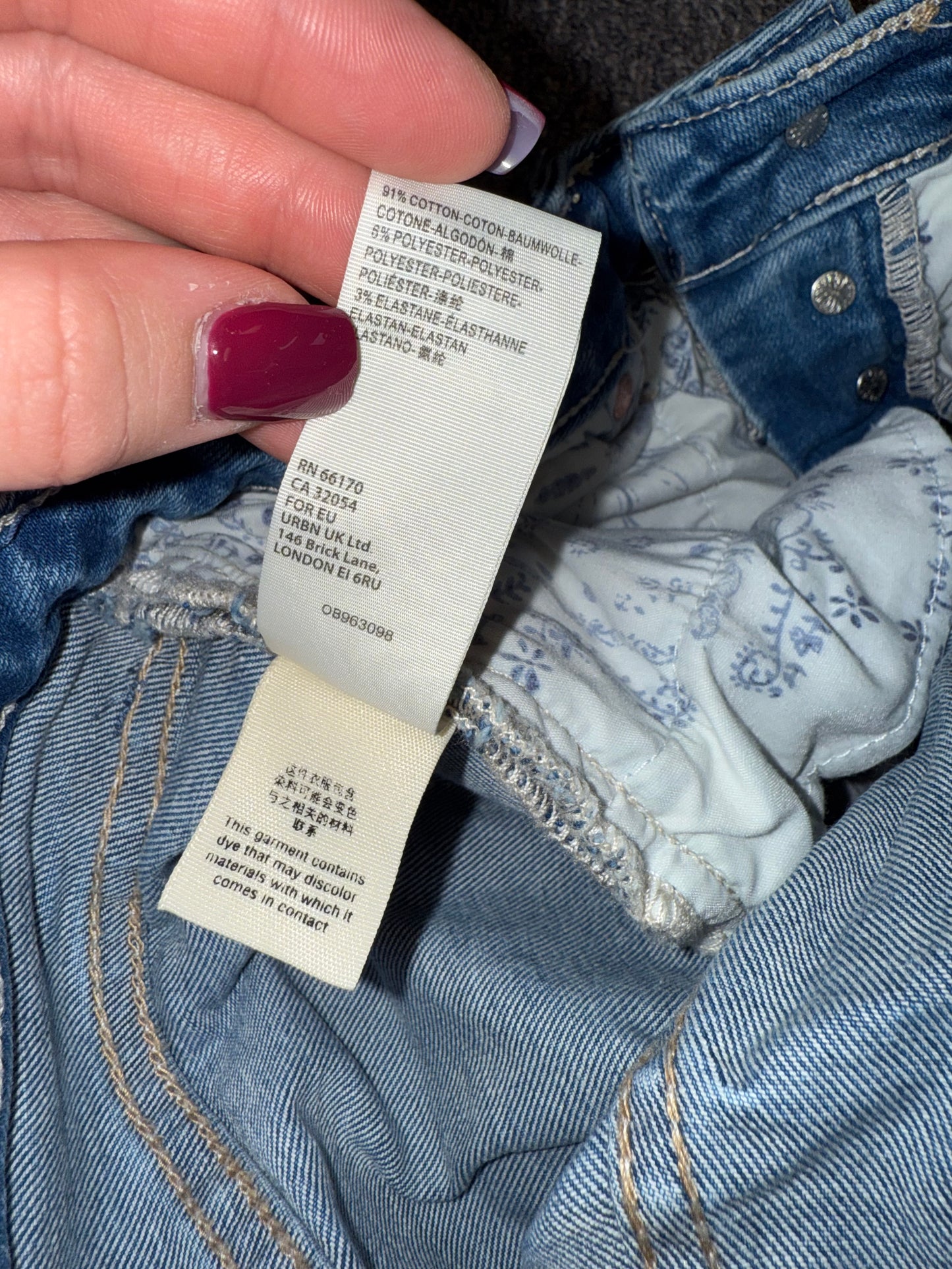 We The Free (28) Distressed Curvy Denim Button Up Jean Shorts