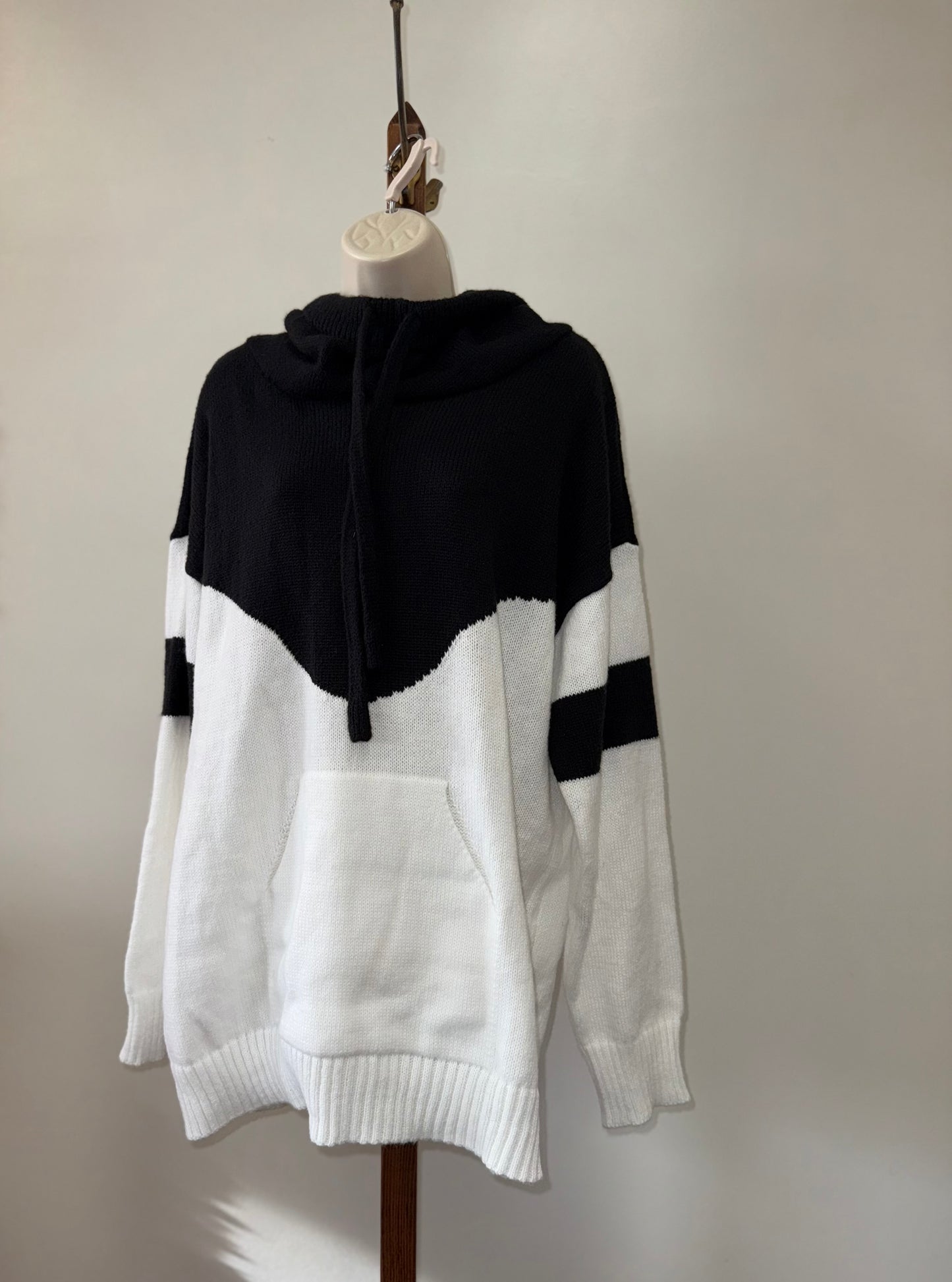 (XXL) Black and White Knit Sweater with Hood