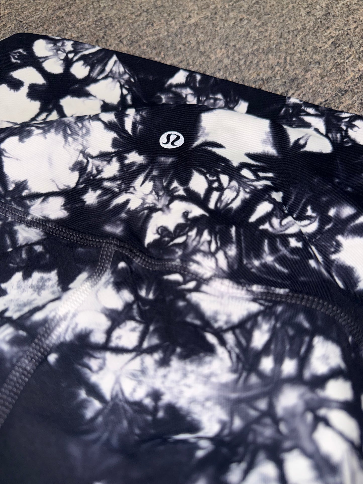 lululemon (8) Black and White Tie Dye Leggings