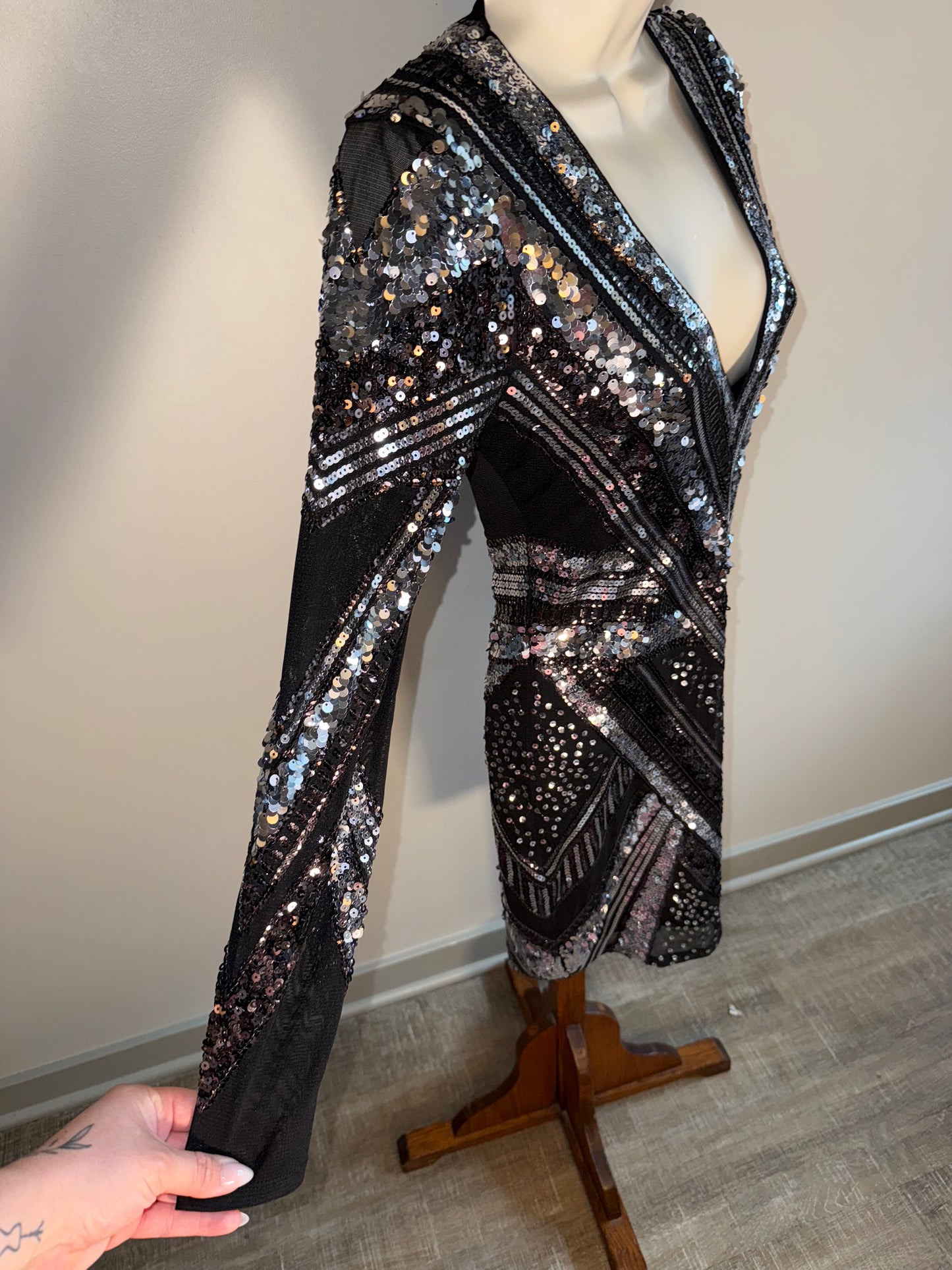Express (XS) Black/Silver Sequin V-Neck Long Sleeve Midi Dress