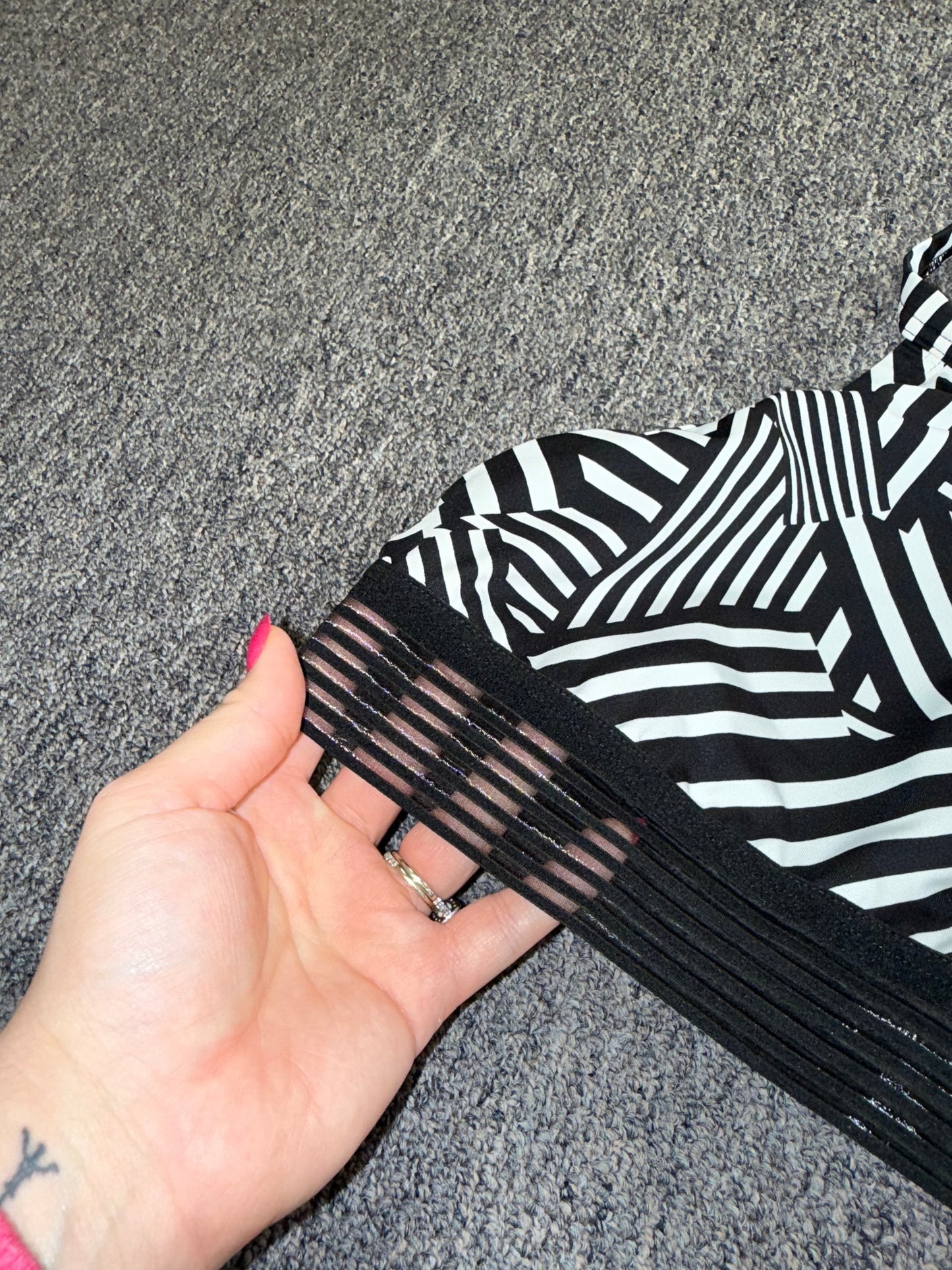 Victoria's Secret Sport (Medium) Black & White Striped Sports Bra w Ribbed Mesh