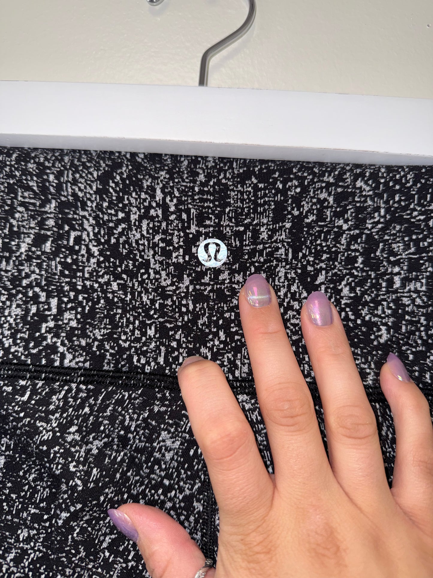 lululemon (6) Black//Grey Pattern Cropped Leggings