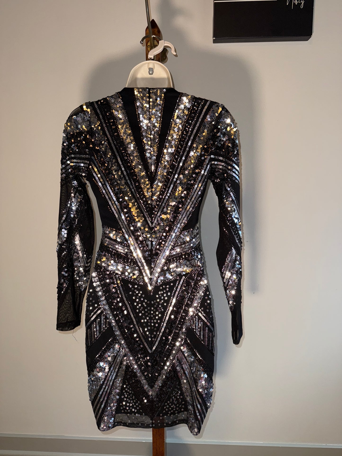 Express (XS) Black/Silver Sequin V-Neck Long Sleeve Midi Dress
