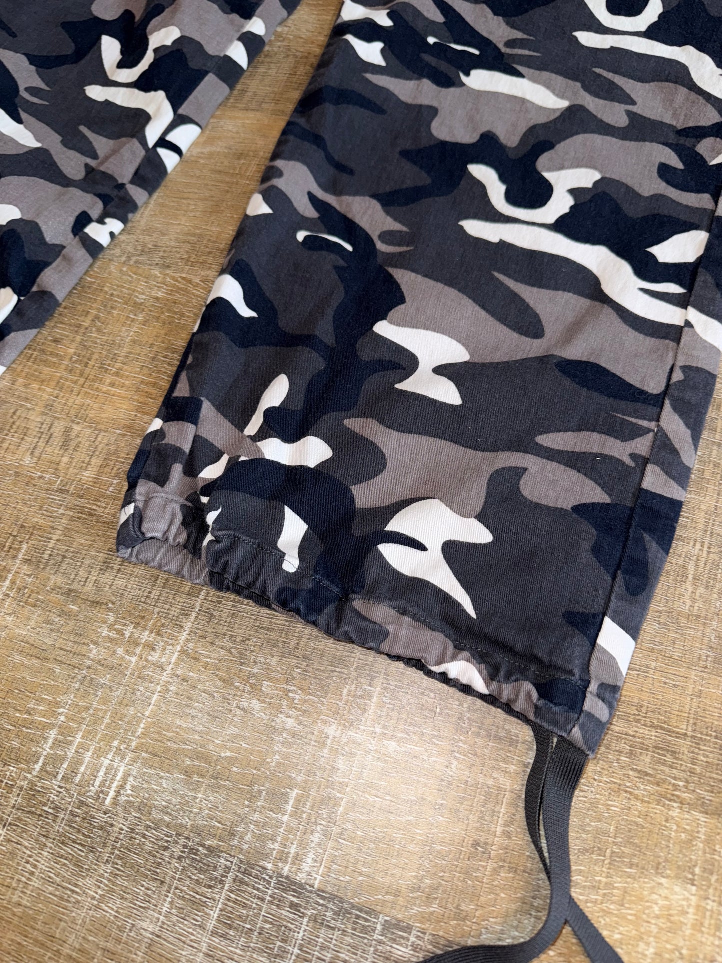 Lepunuo (XL) Black/White/Grey Camo Pattern Cargo Pants