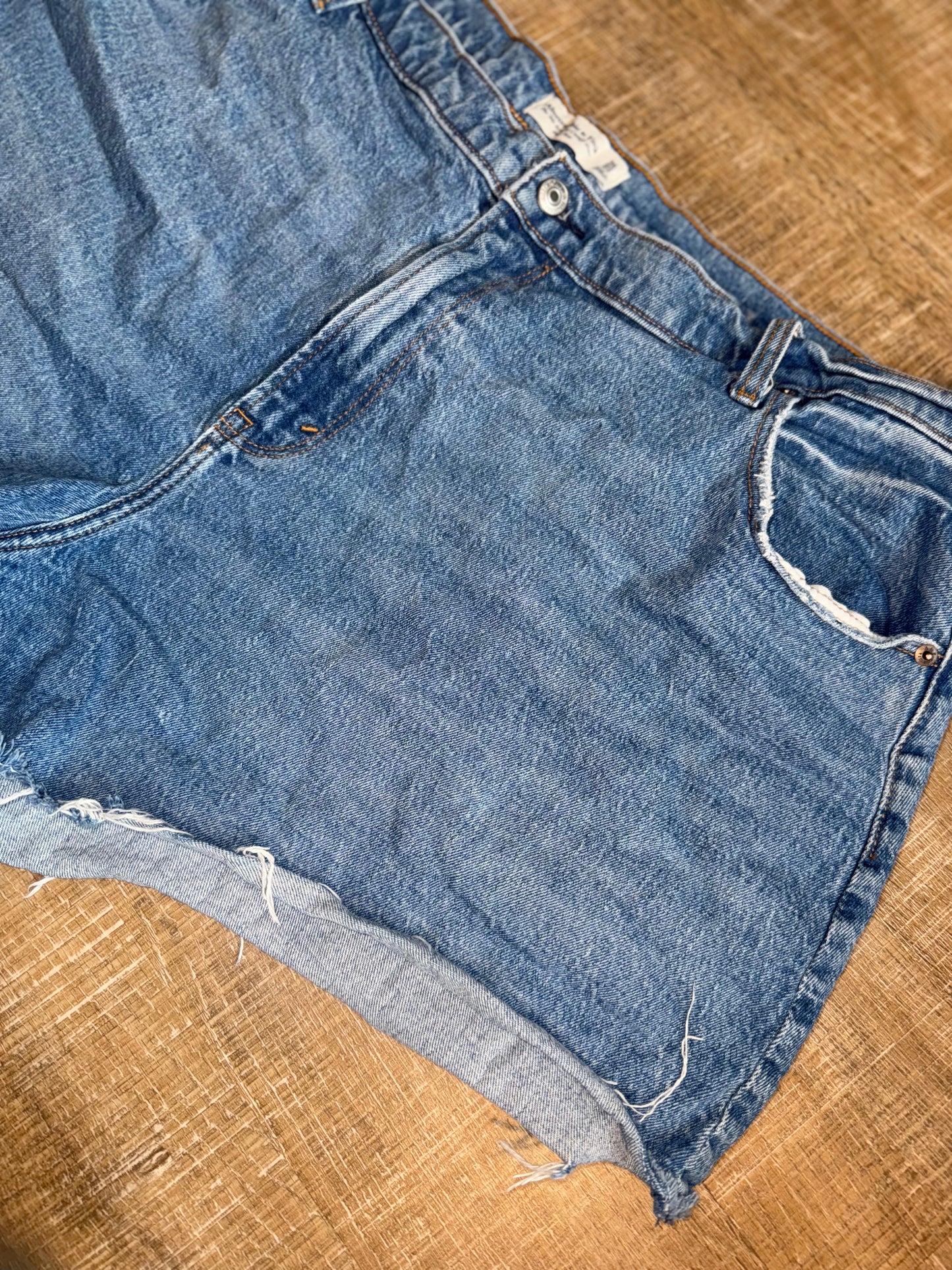 Abercrombie & Fitch (22) The 90's Relaxed Cutoff High Rise Distressed Jean Short