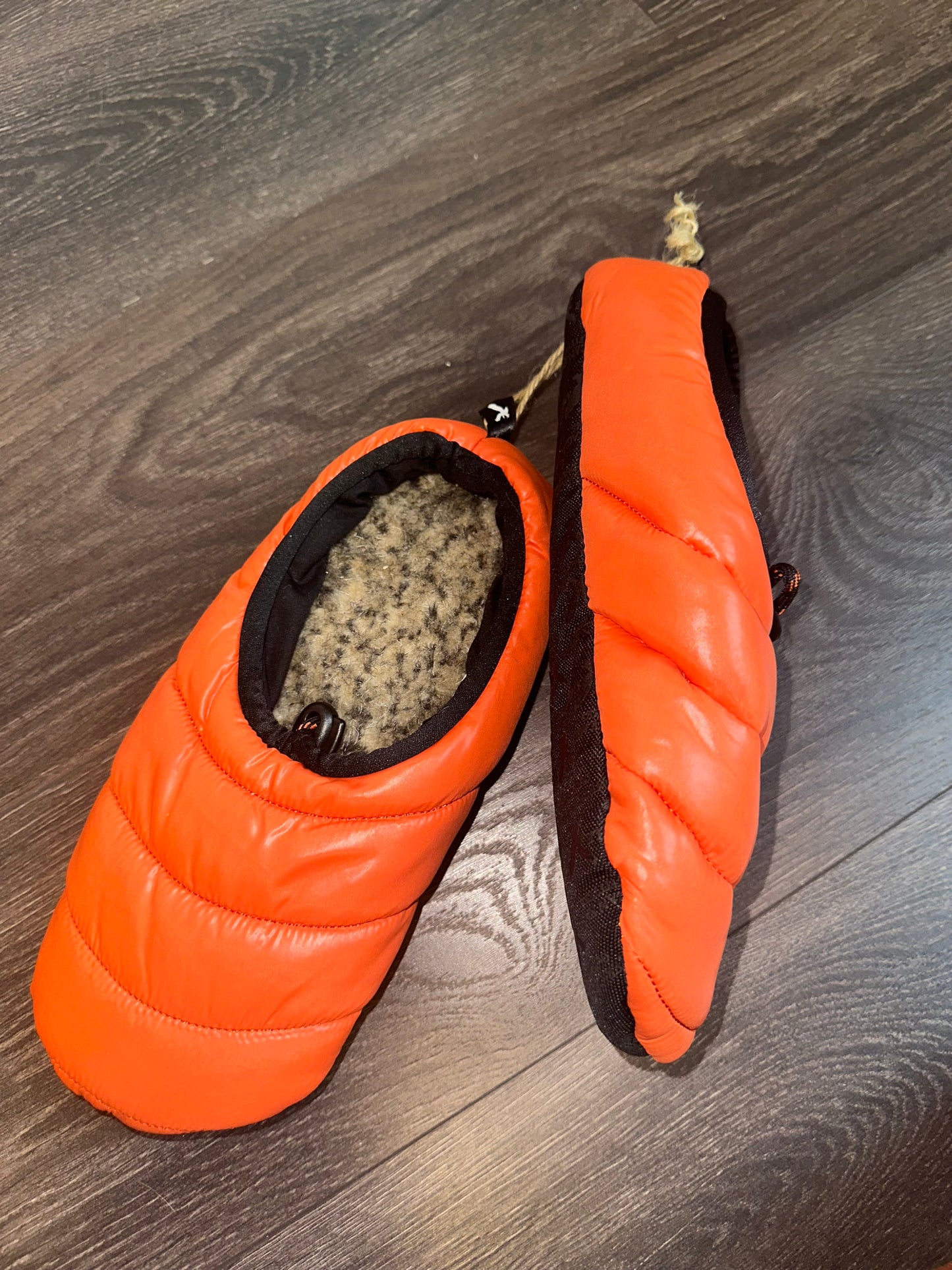 NWT AEO (8/9) Brand New Neon Orange Puffer Slipper w Faux Fur Interior