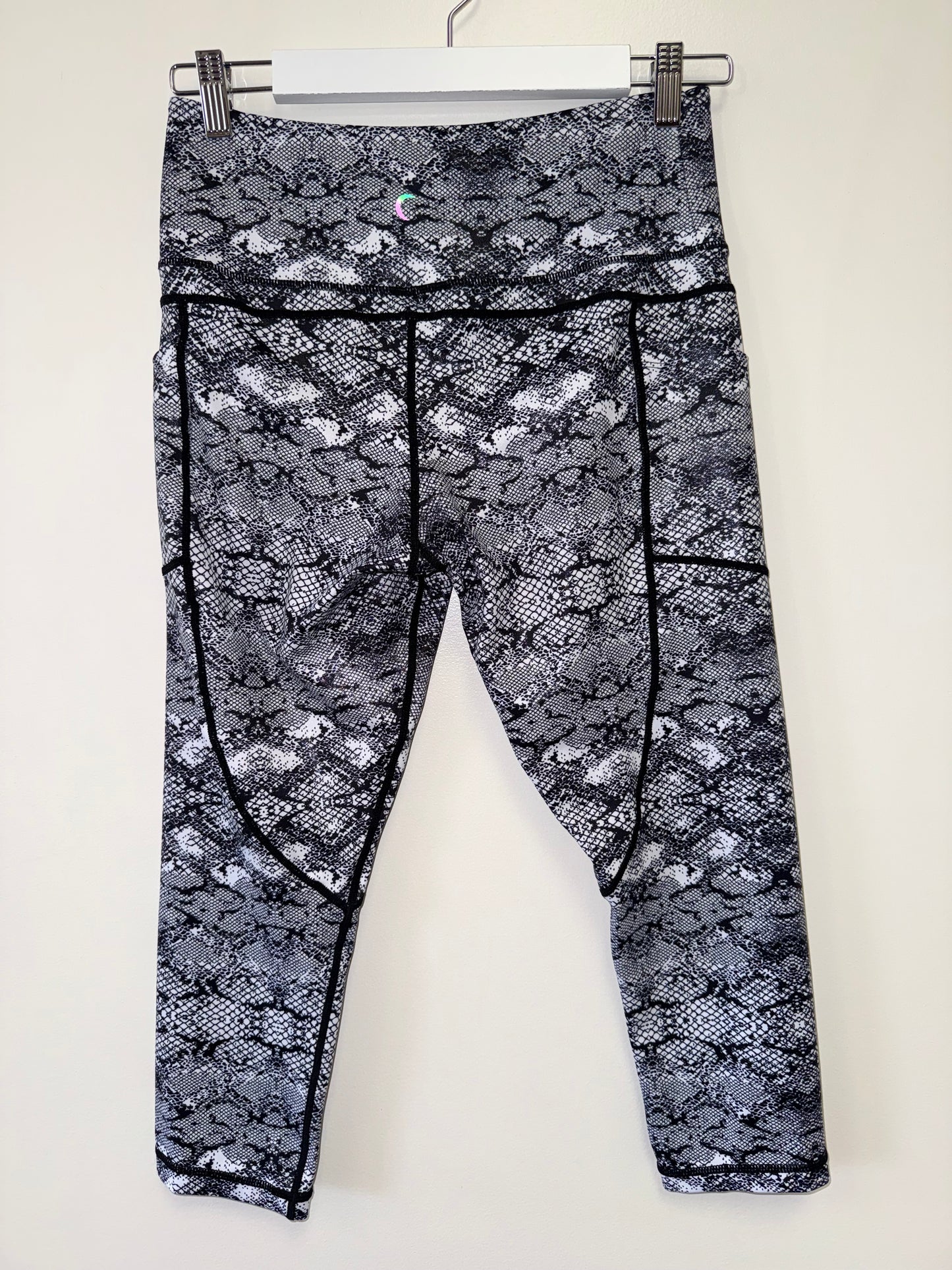 Zyia Active (8-10) Black/White Pattern Capris Leggings with Side Slip Pockets