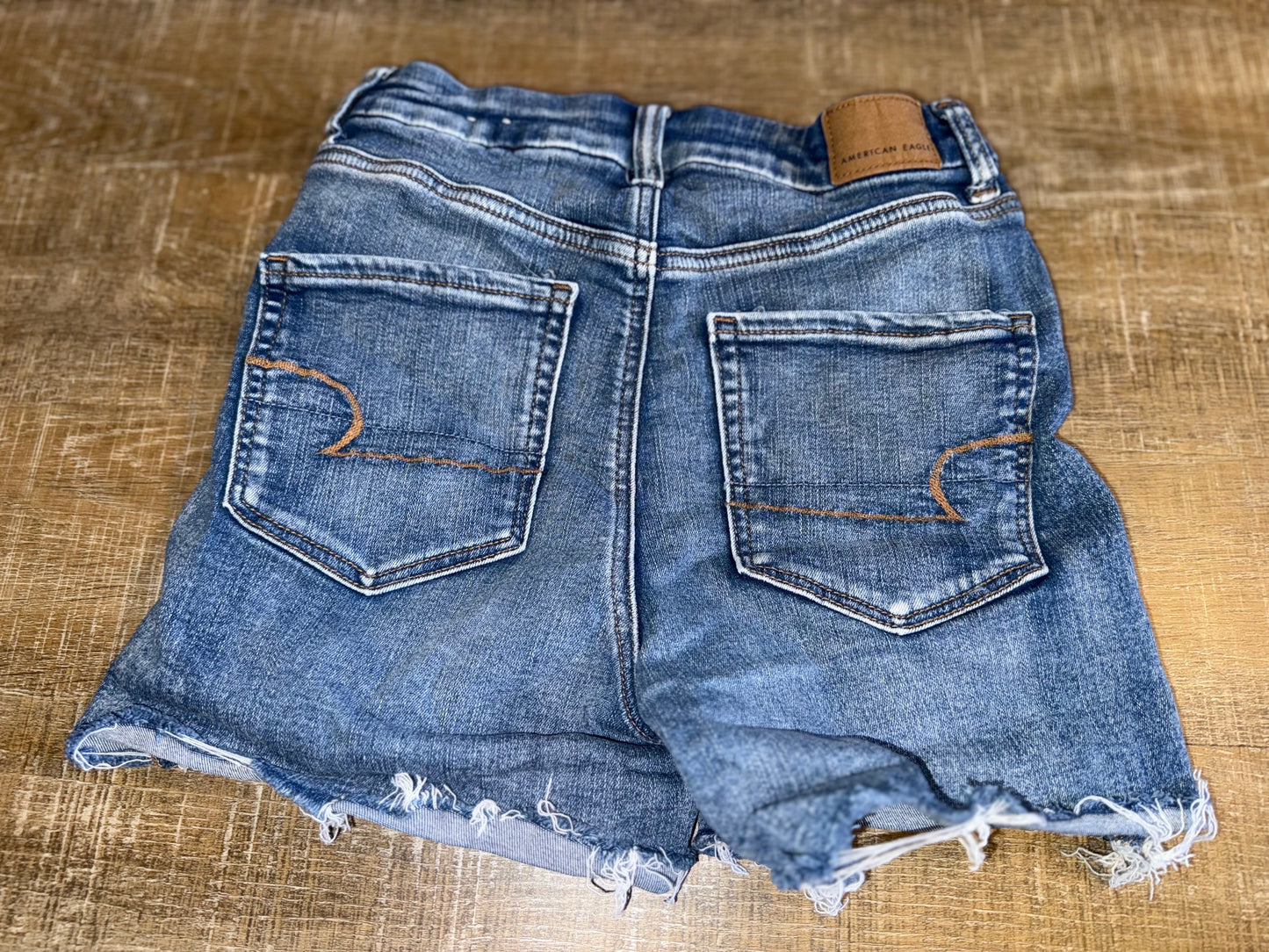 American Eagle (6) Distressed Denim Curvy Hi Rise Shortie Jean Shorts w Stretch