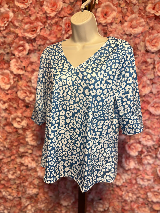 (Medium) Blue/White Cheetah Print V-Neck Lightweight 3/4 Sleeve Blouse