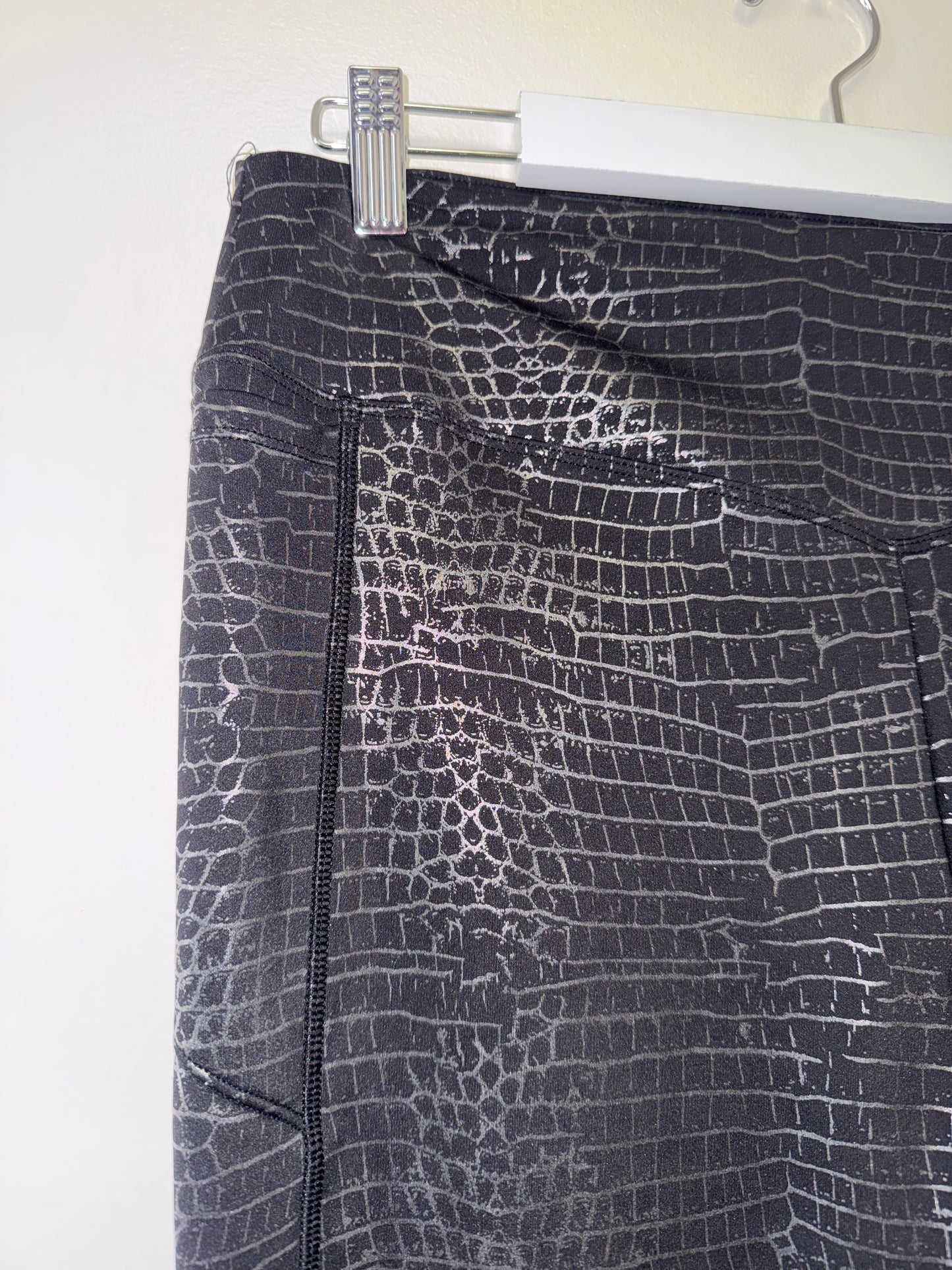 PINK Victoria's Secret Active (XL) Black//Grey Snake Scale Pattern Leggings