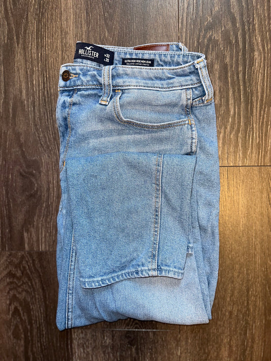 Hollister (15S) Ultra High Rise Mom Jeans with Hollister Vintage Stretch