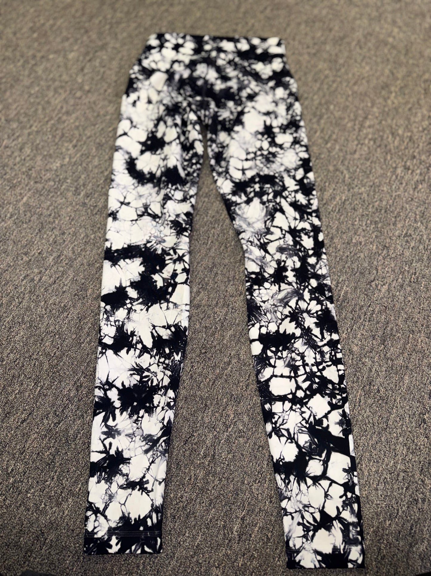 lululemon (8) Black and White Tie Dye Leggings