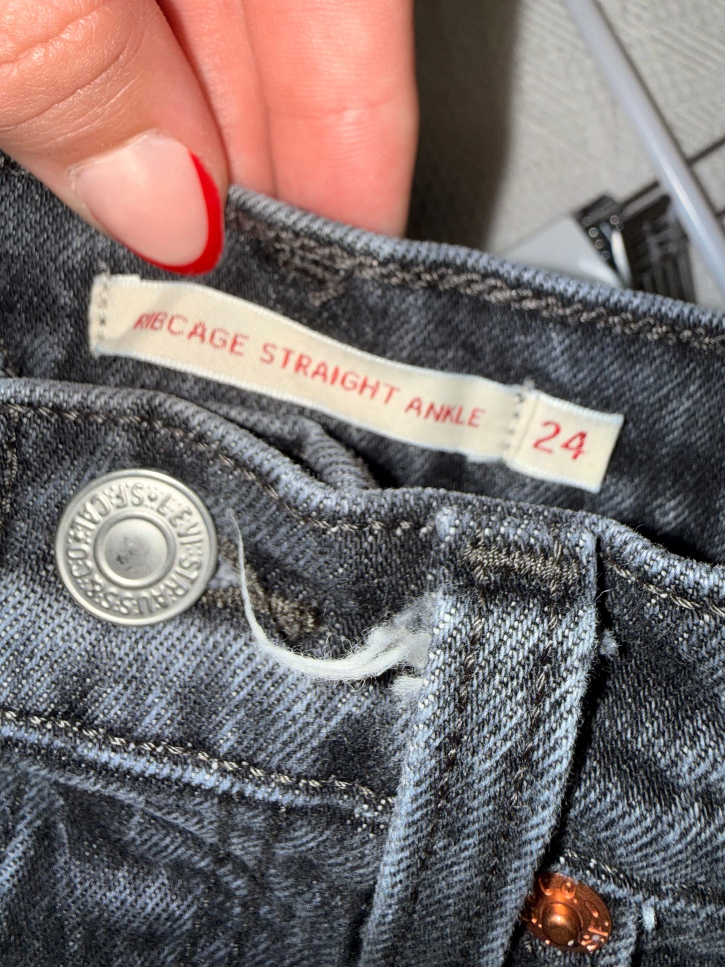 Levis (W24//L29) Black Denim Rib Cage Straight Ankle Jeans