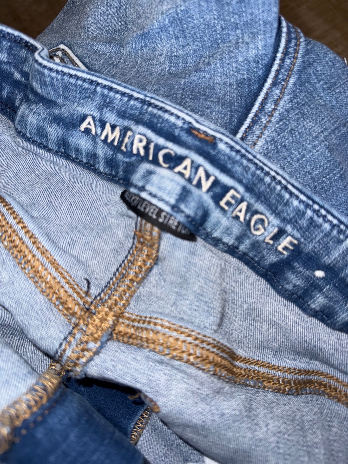 American Eagle (6) Distressed Denim Curvy Hi Rise Shortie Jean Shorts w Stretch