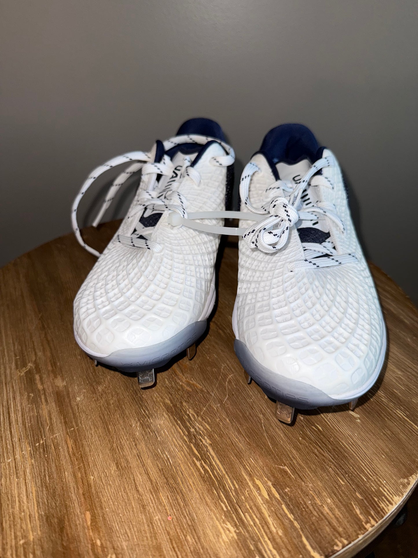Under Armour (7//7.5//8.5//11) Brand New Red//Gold//Blue Softball Cleats