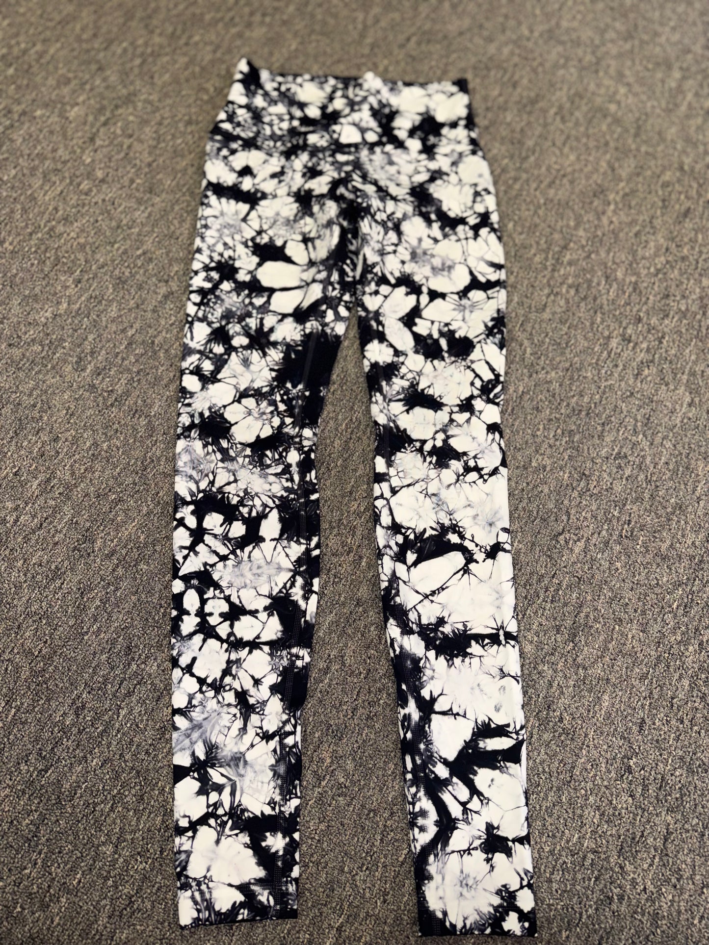 lululemon (8) Black and White Tie Dye Leggings