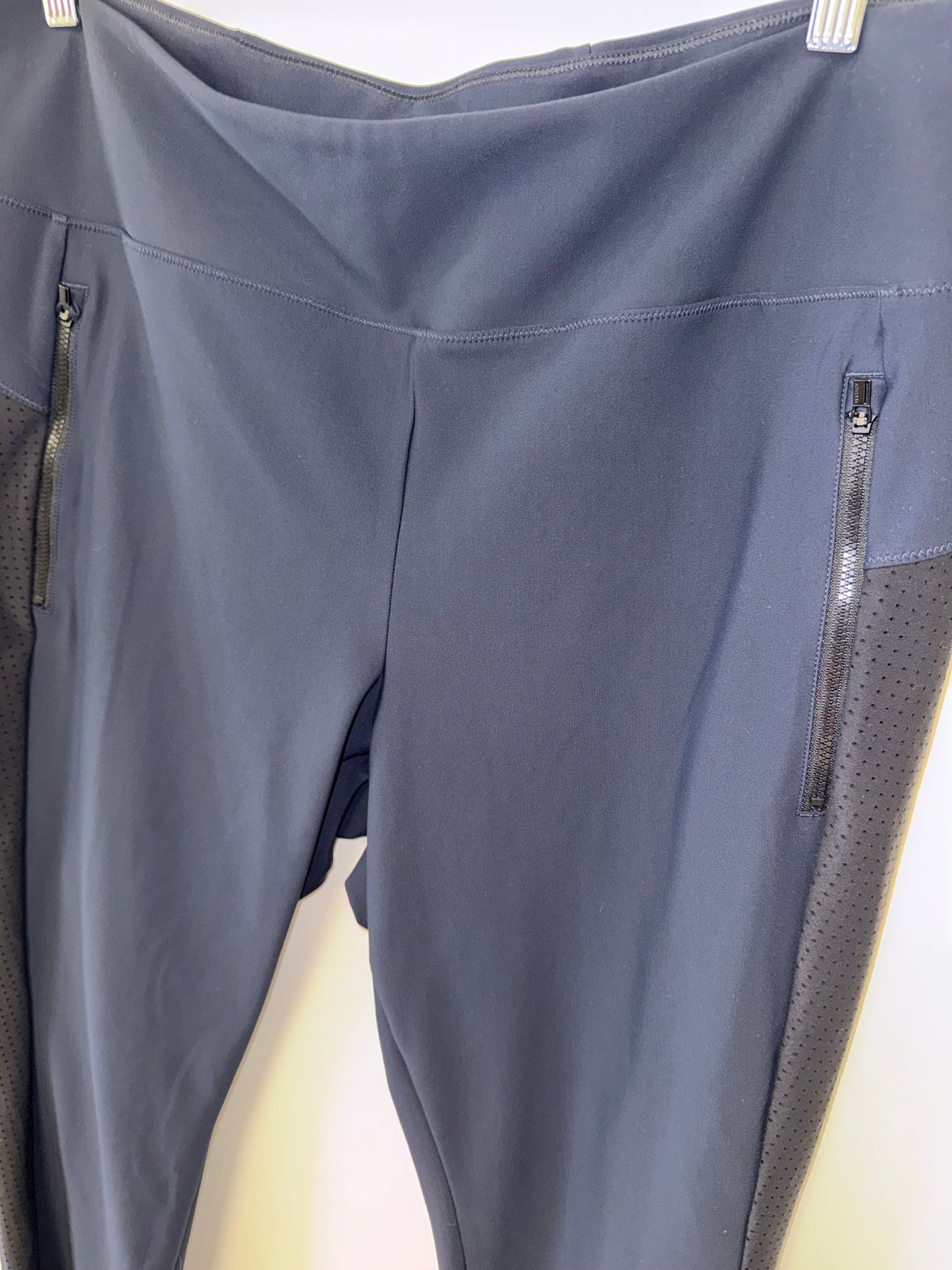Athleta (1X) Navy Blue Leggings with Black Mesh Sides & Zipped Pockets