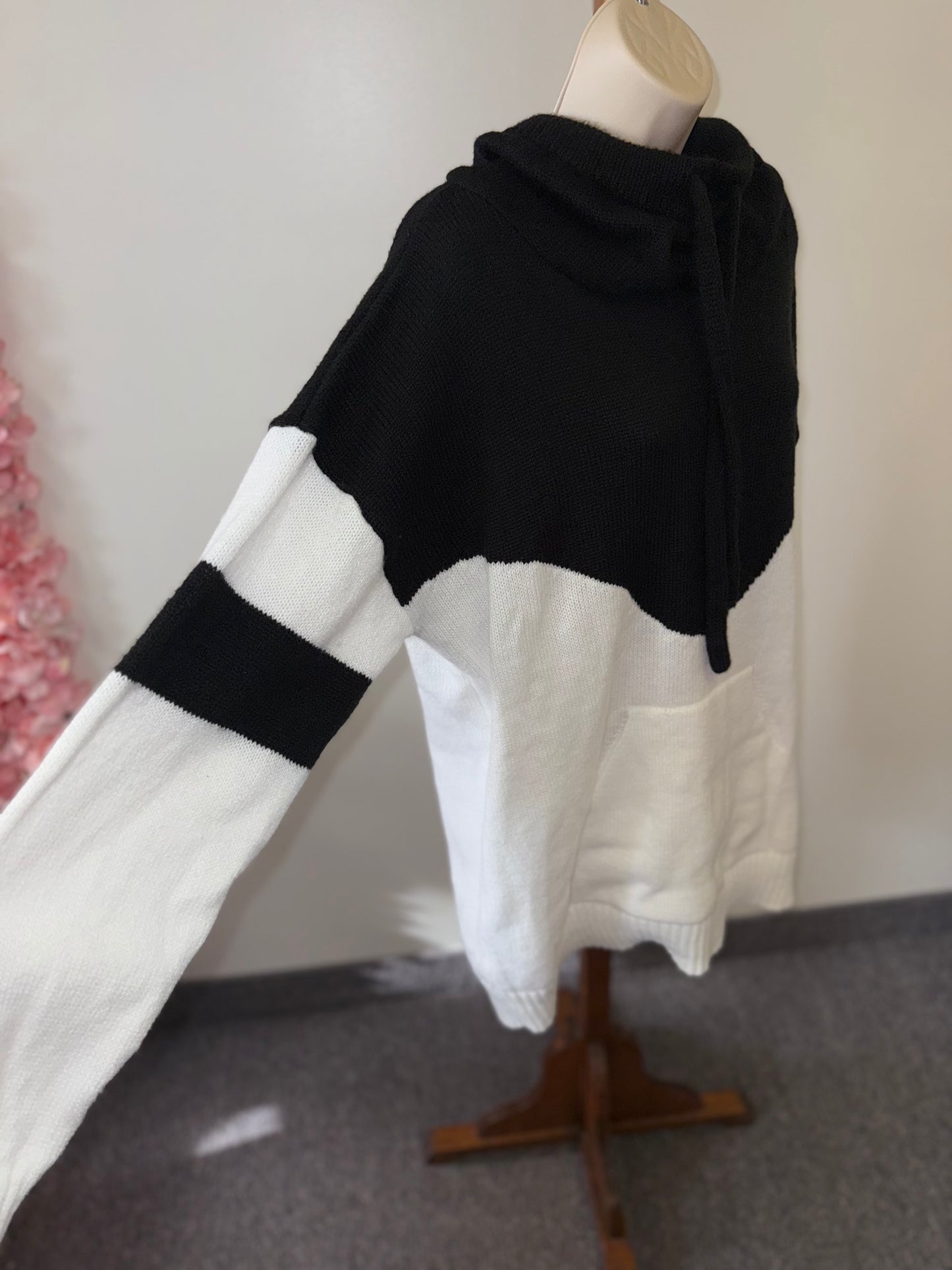 (XXL) Black and White Knit Sweater with Hood
