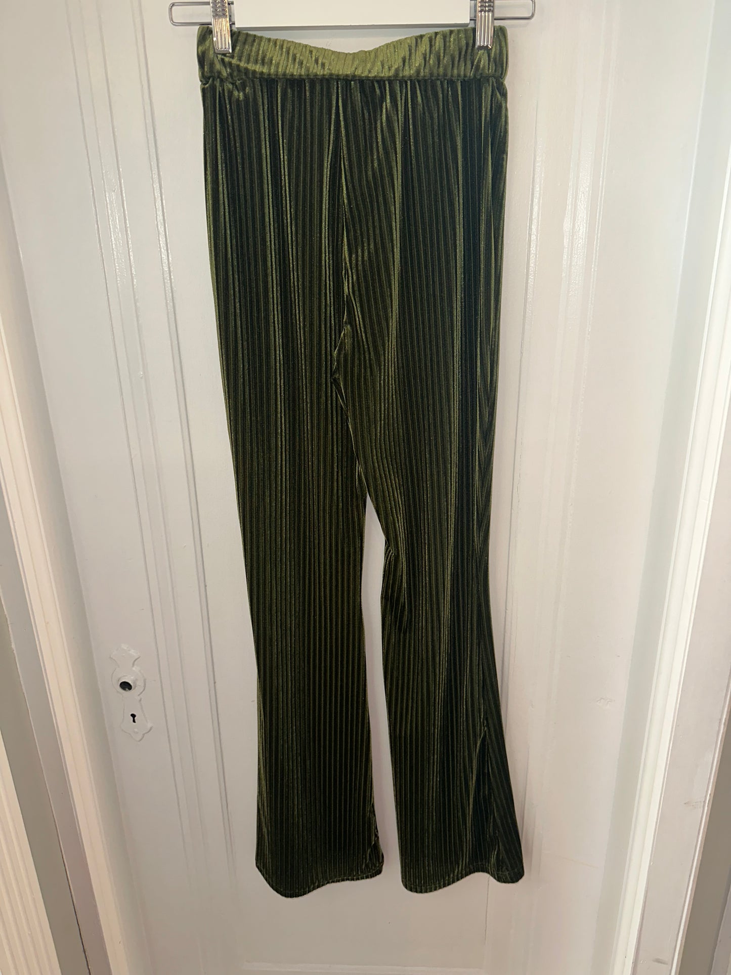 SHEIN (Large) Green Ribbed Flare Pants