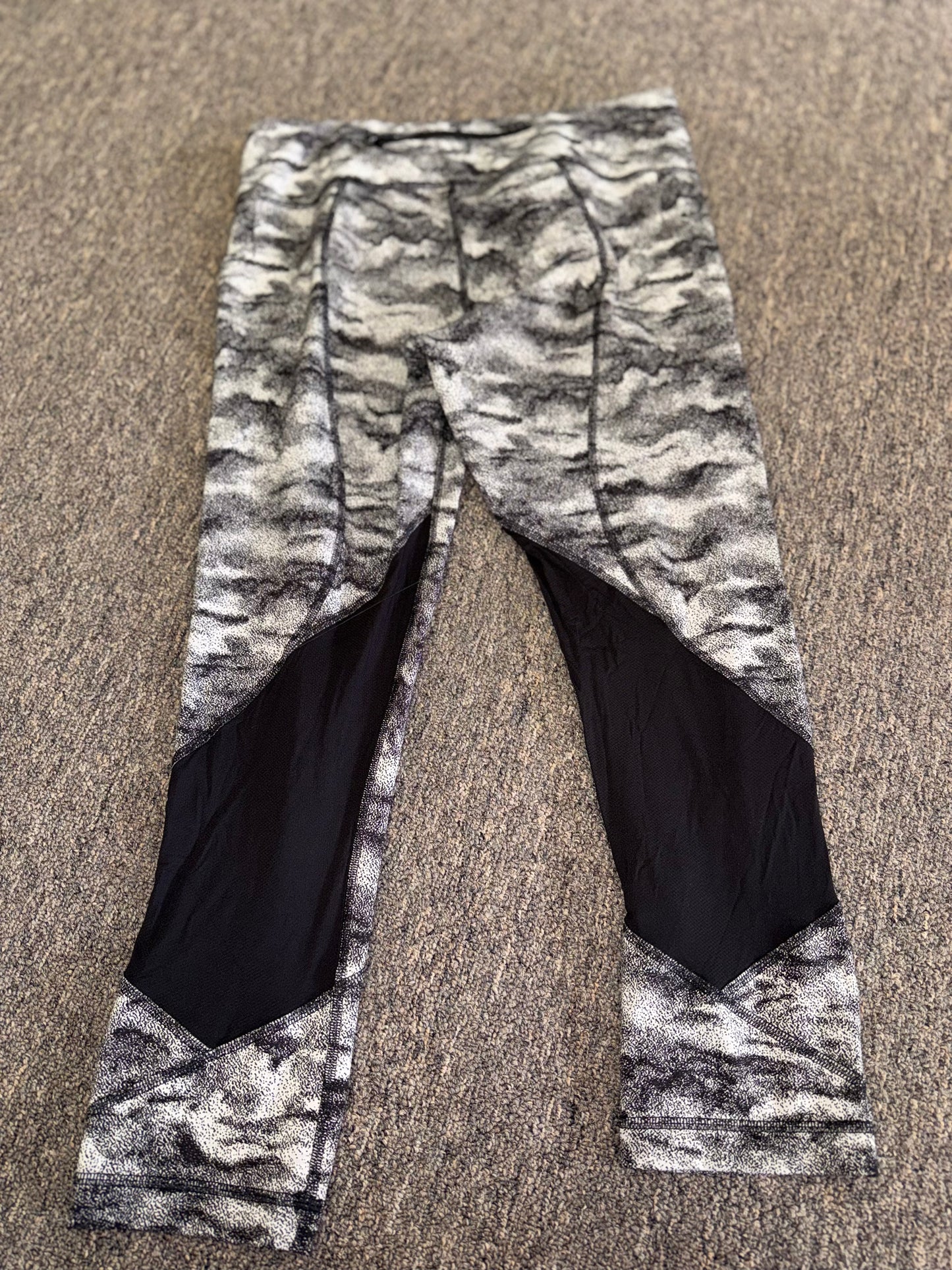 lululemon (8) Black & Grey Pattern Cropped Meshed Leggings with Zipped Pocket