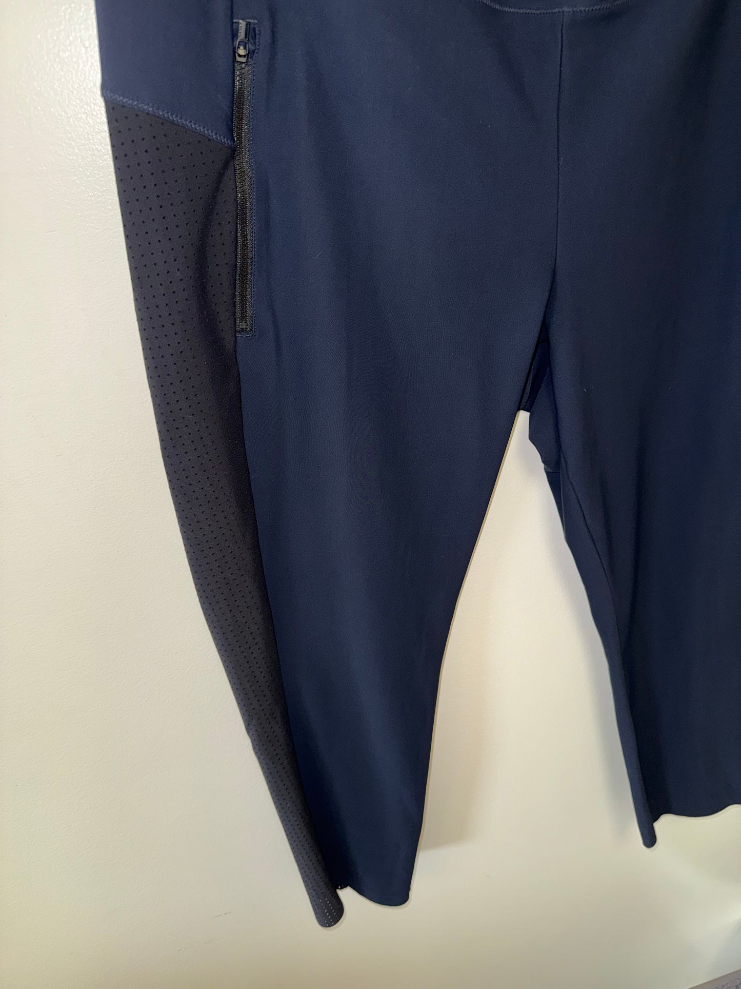 Athleta (1X) Navy Blue Leggings with Black Mesh Sides & Zipped Pockets