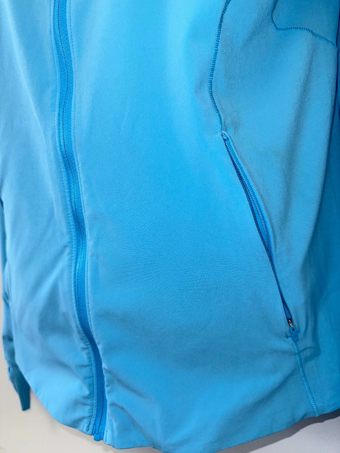 Lululemon (8) Blue Mist Over Windbreaker