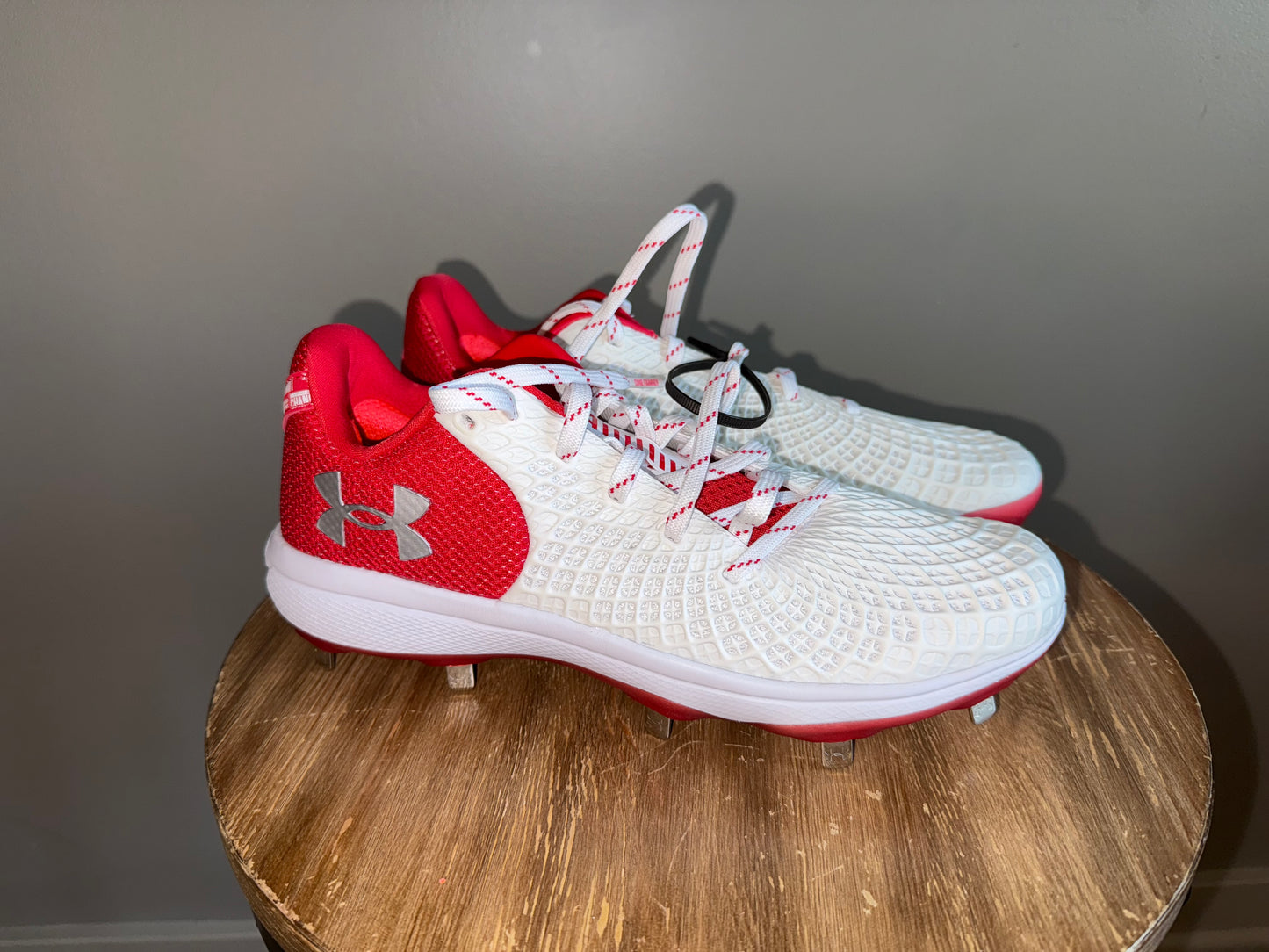 Under Armour (7//7.5//8.5//11) Brand New Red//Gold//Blue Softball Cleats