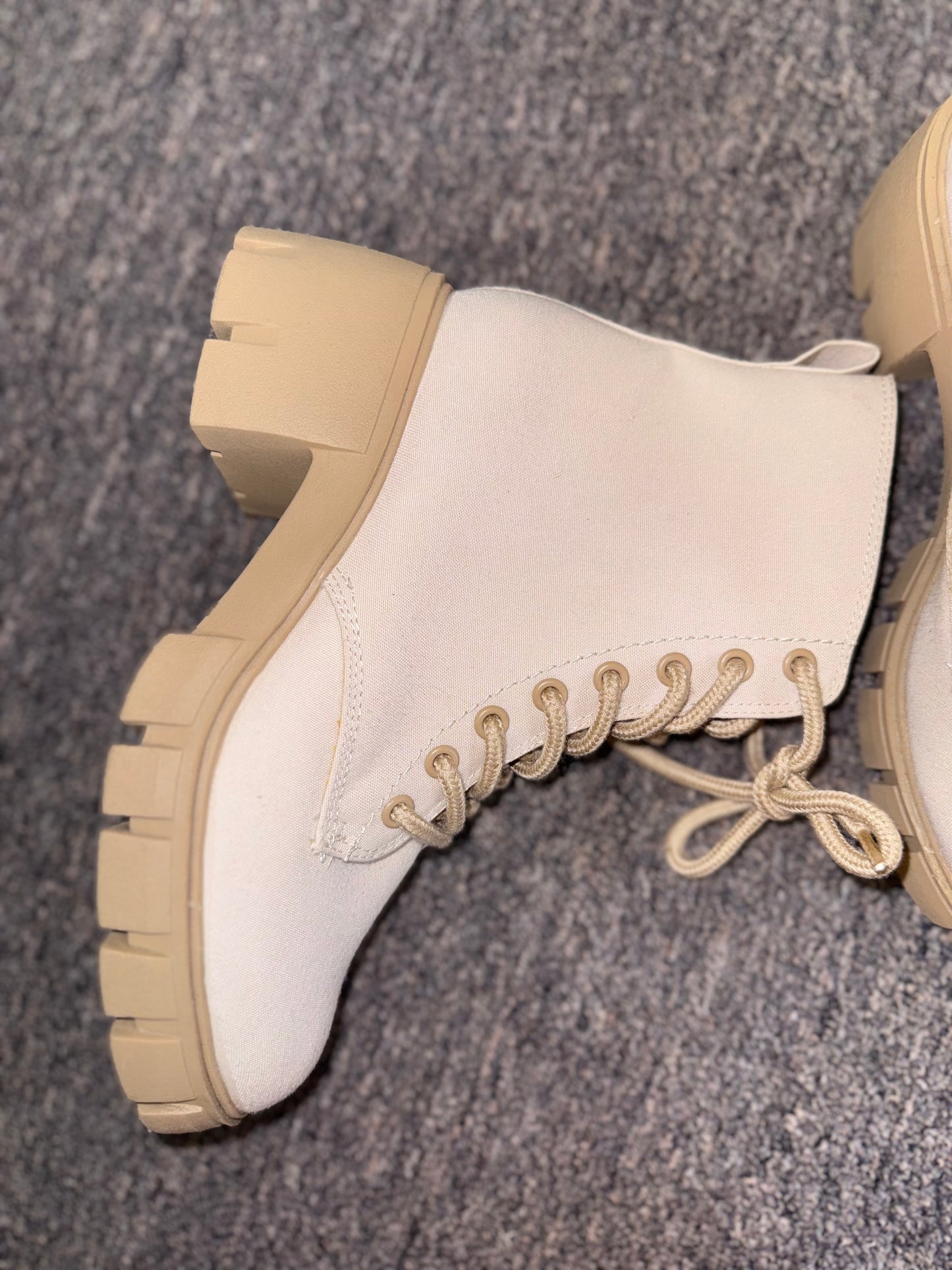 Universal Thread (6 1/2) Cream Laced Up Boots