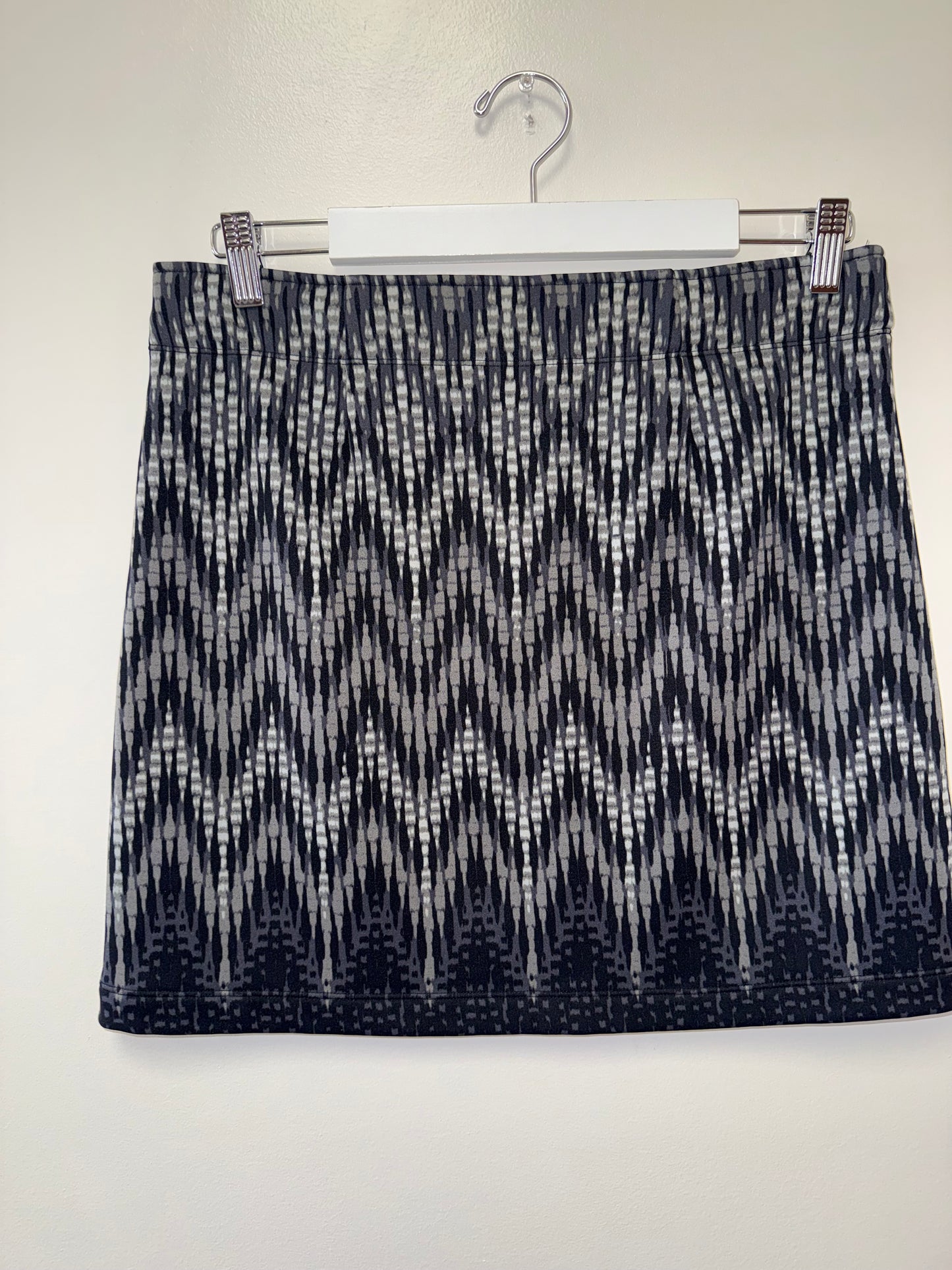 Athleta (Medium) Black & Grey Pattern Midi Skirt