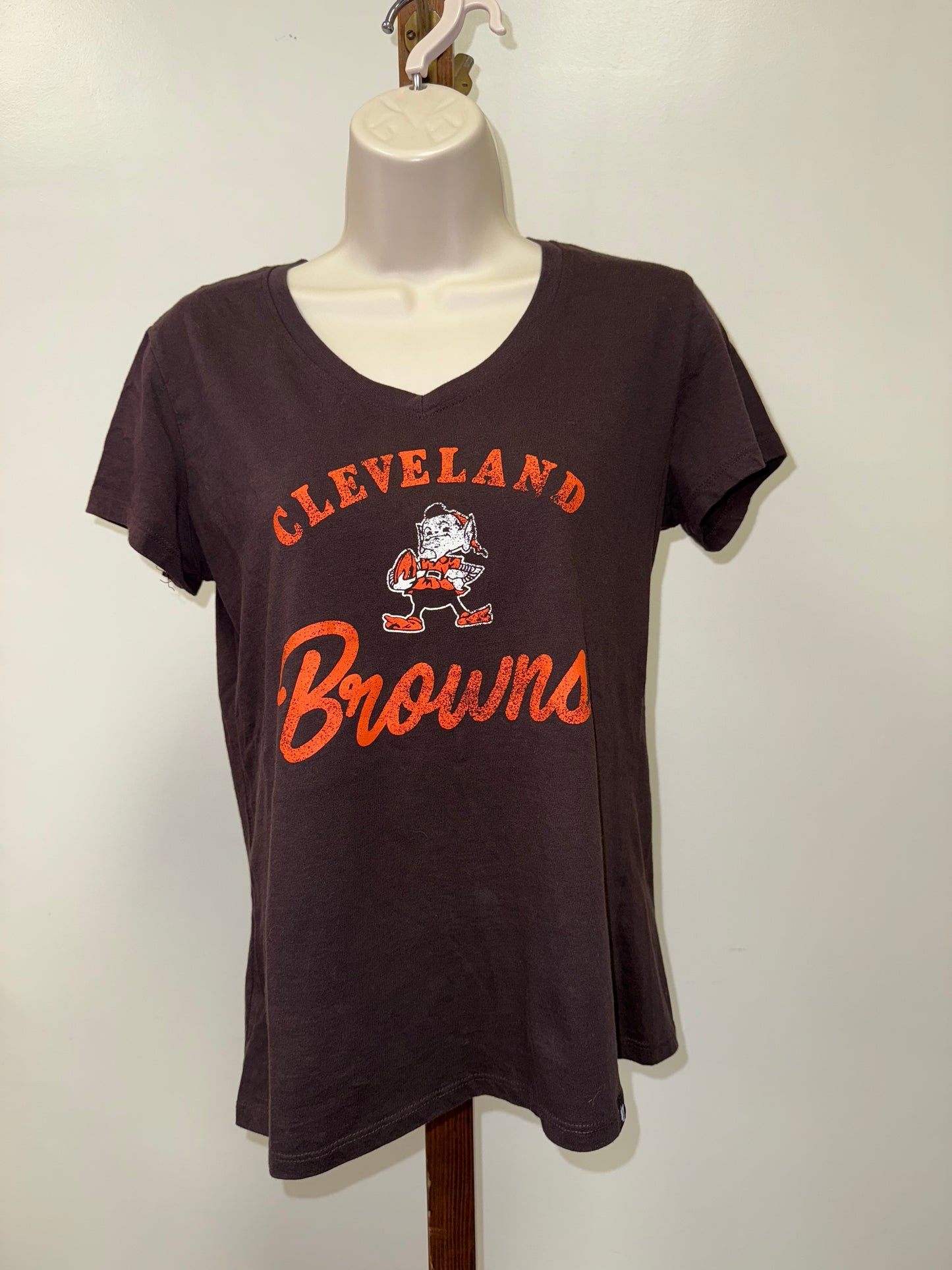 47 (Medium) Brown V-Neck Cleveland Browns T-Shirt