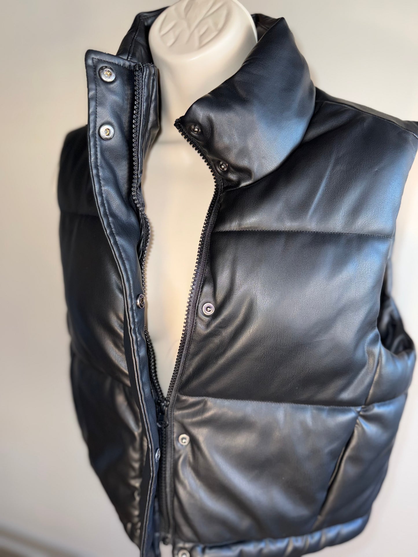 Ci Sono by Cavalini (Medium) Black Faux Leather Cropped Vest