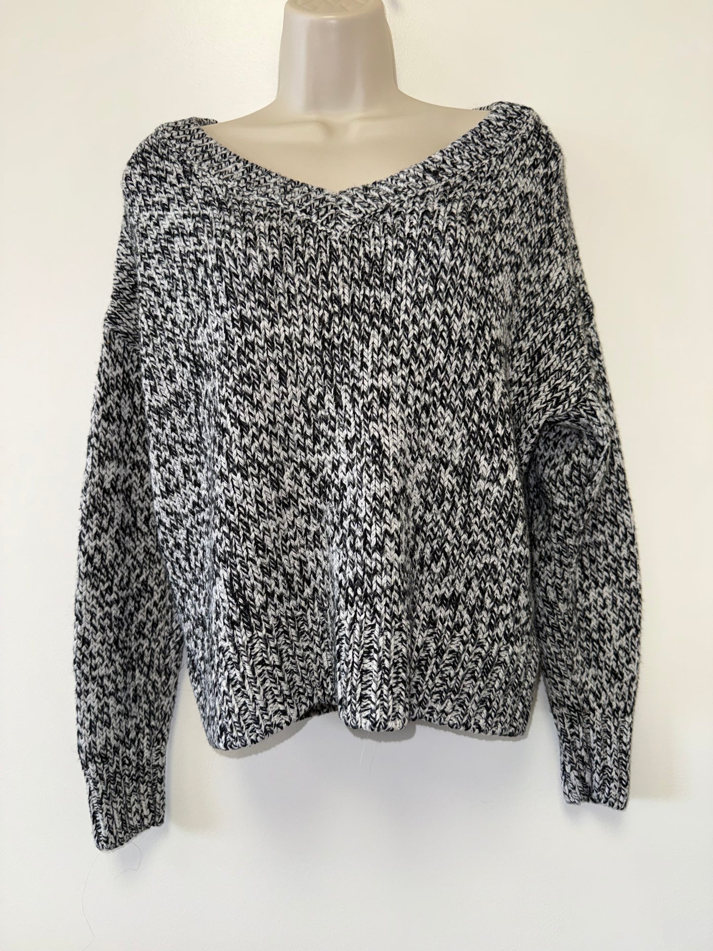 PINK Victoria's Secret (Medium) Black and White Chunky Knit V-Neck Sweater