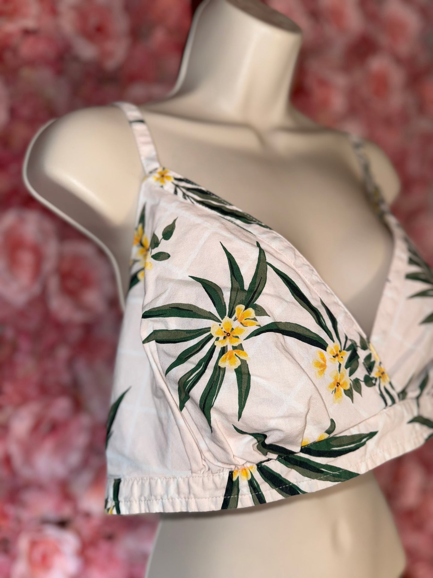 O.N.L.Y (XL) White V-Neck Cropped Floral Cotton Tank with Stretch in Back