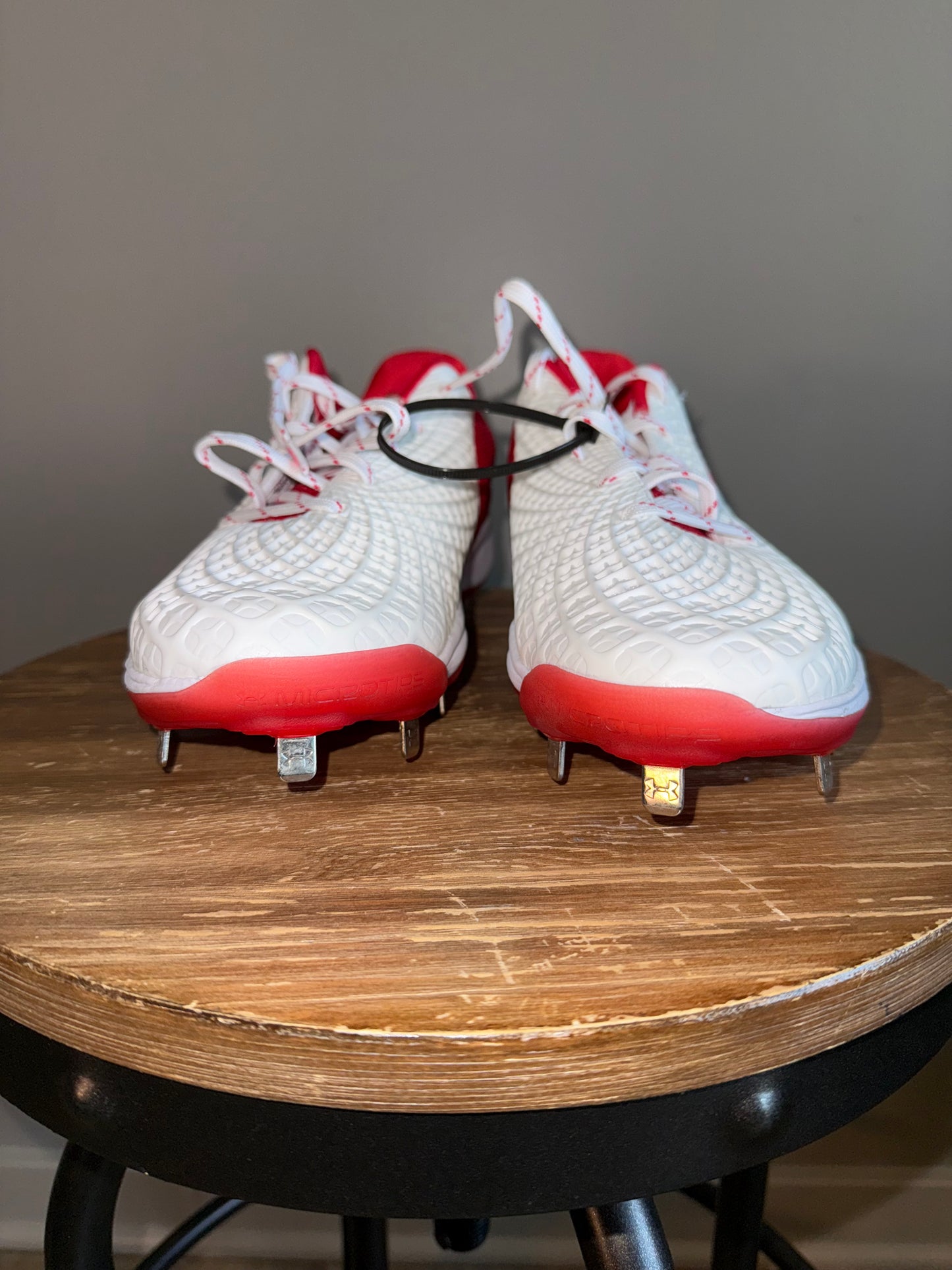 Under Armour (7//7.5//8.5//11) Brand New Red//Gold//Blue Softball Cleats