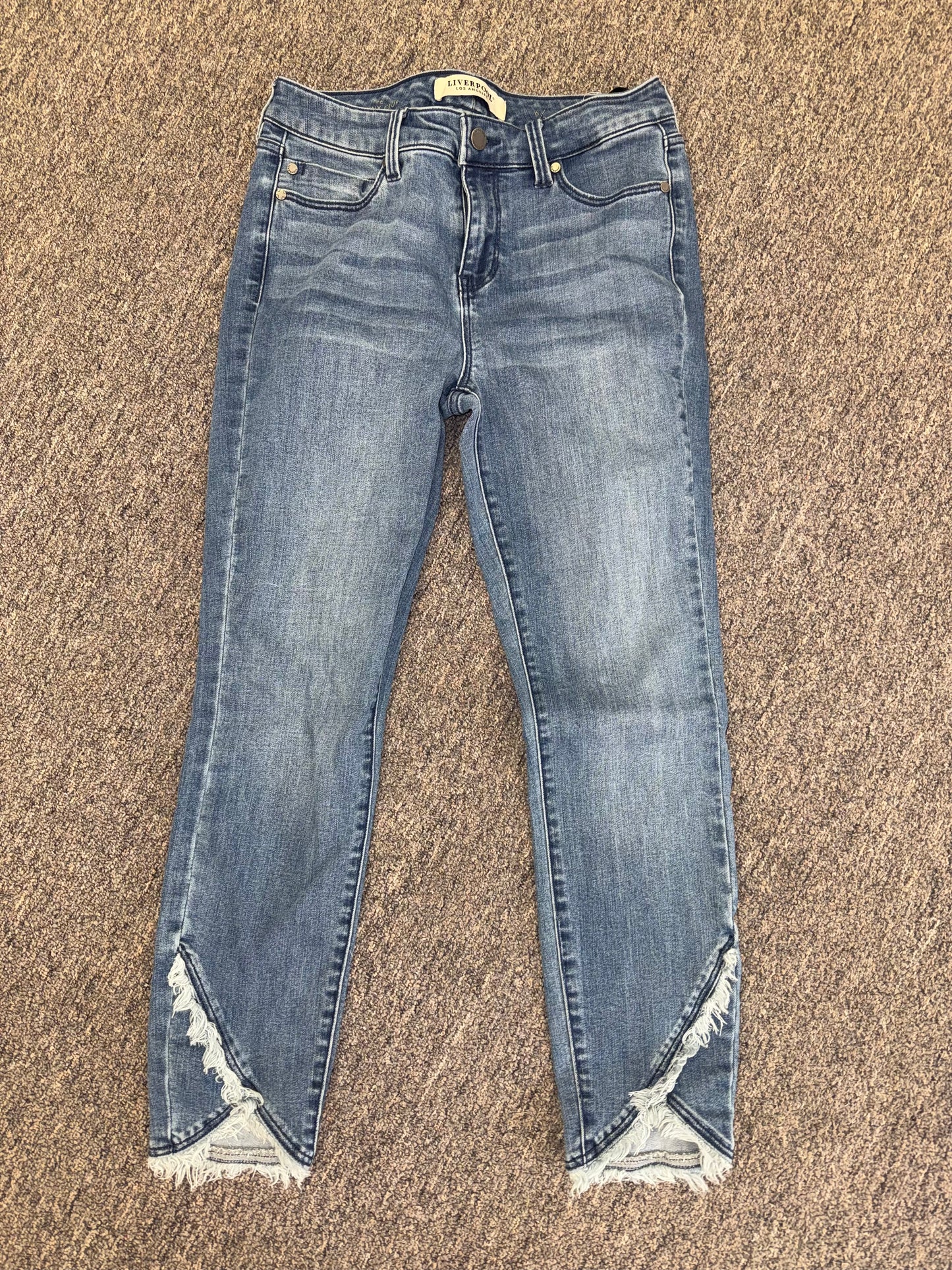Liverpool (6) Skinny Cropped Jeans with Frayed Bottoms