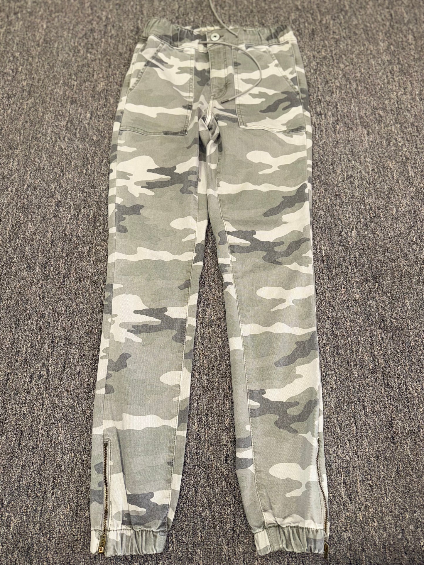 American Eagle (2 Long) Green Camo Pattern Jogger Pants with Stretch