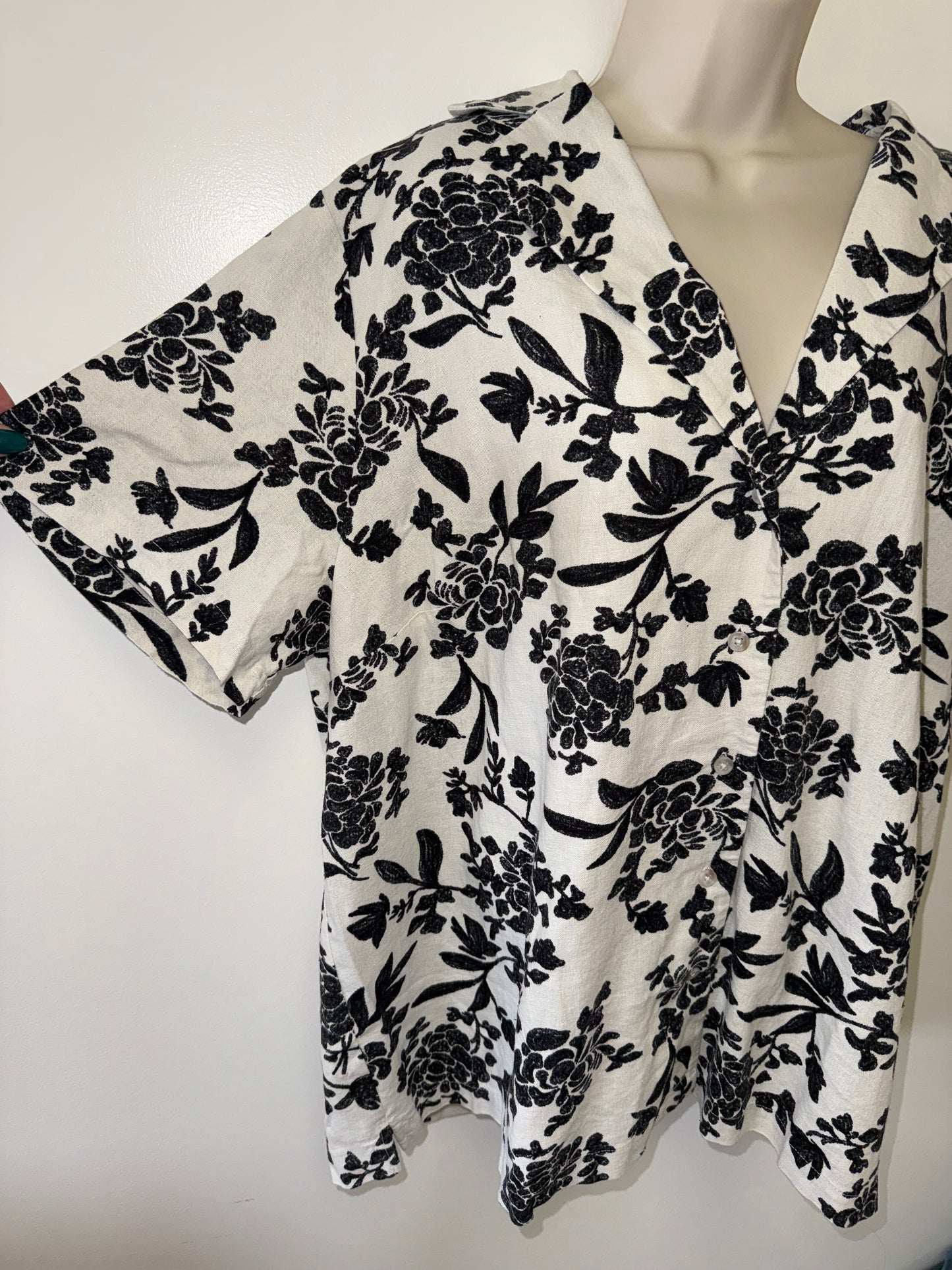 Universal Thread (1X) Brand New Cream/Black Floral Pattern Linen Blend Button Up