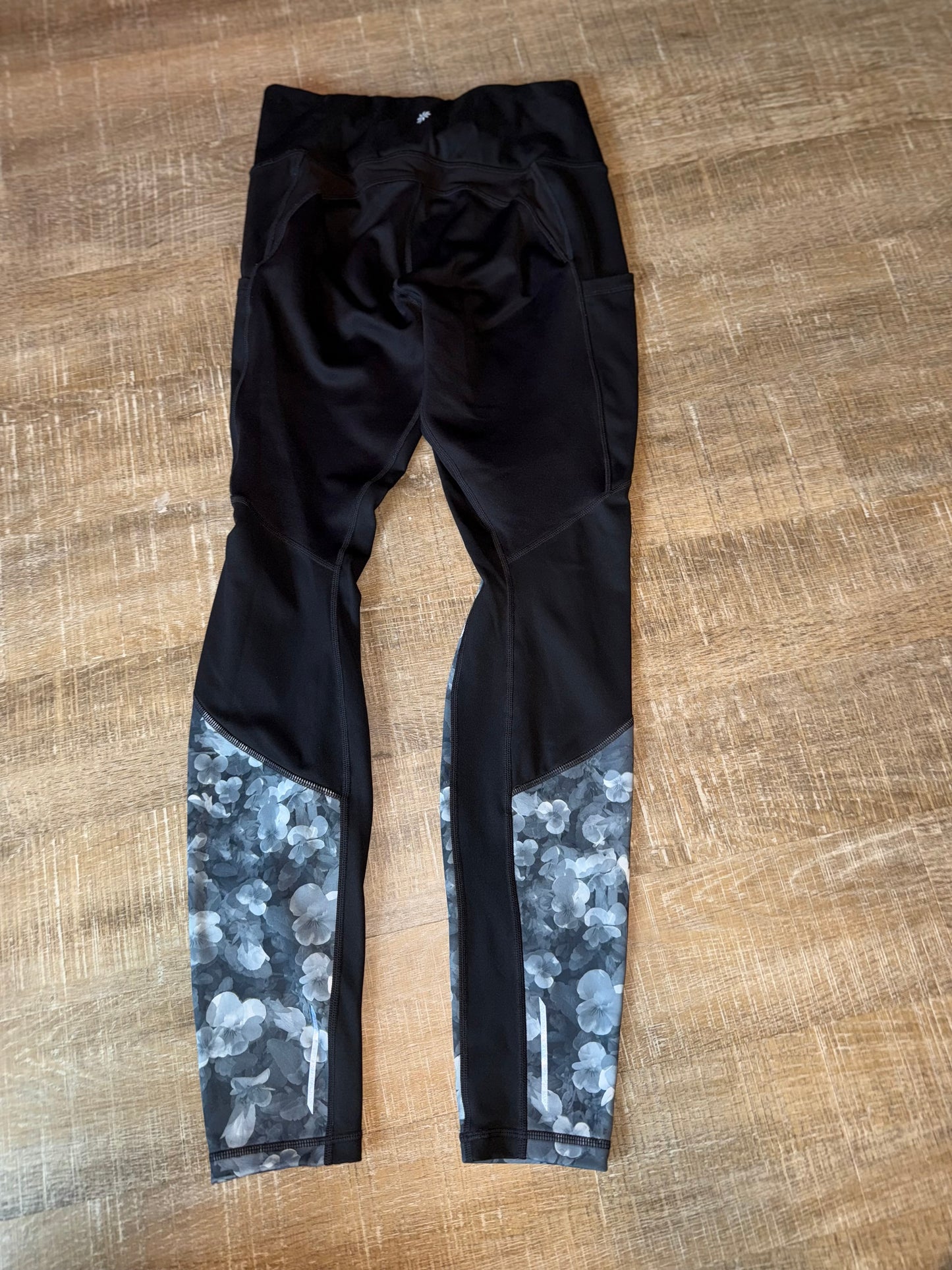 Athleta (Small) Black and Grey Flower Petal Traverse Leggings with Pockets